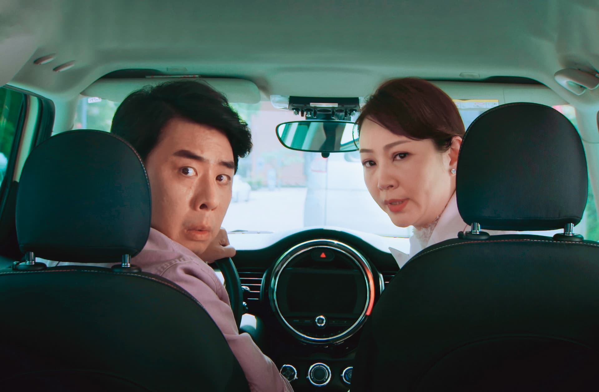 郁方（右）在《婚姻結業式》與梁赫群（左）扮演夫妻，演繹大女人與小丈夫的關係。（華視提供）