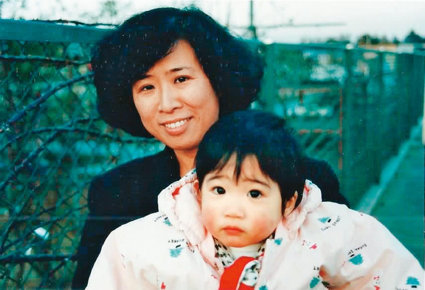 郭中端（後）回台參與冬山河改造計畫時，女兒（前）剛出生。（郭中端提供）