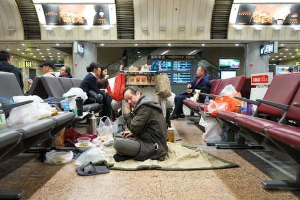 魏建國在機場永遠不缺食物，甚至每個月還有1000人民幣（約新台幣4500元）的失業補助金。（翻攝《新浪網》）