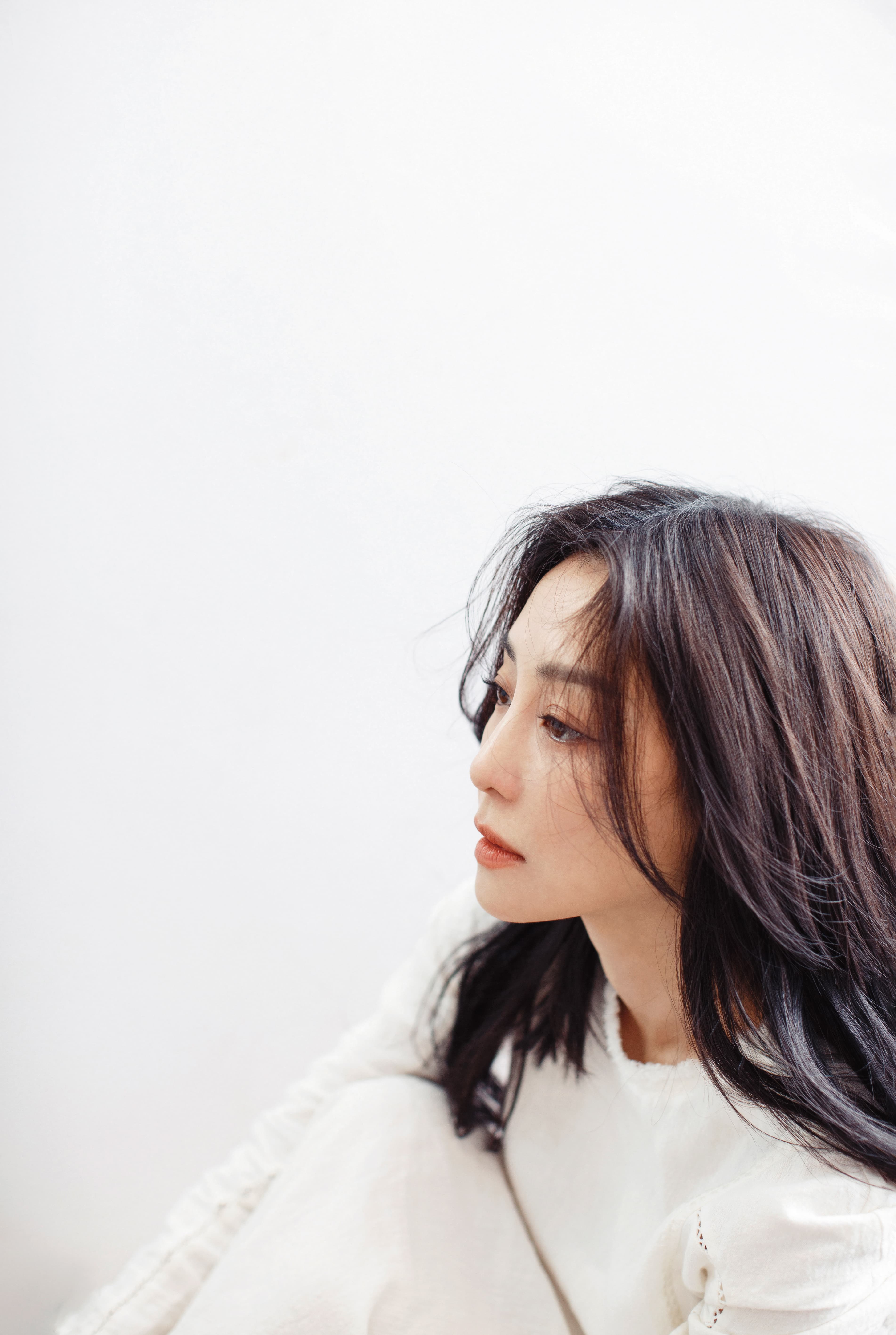 謝欣穎這幾年的演出面向極豐富，她的實踐路線可以主流、非主流，亦可以甜美與邪氣。