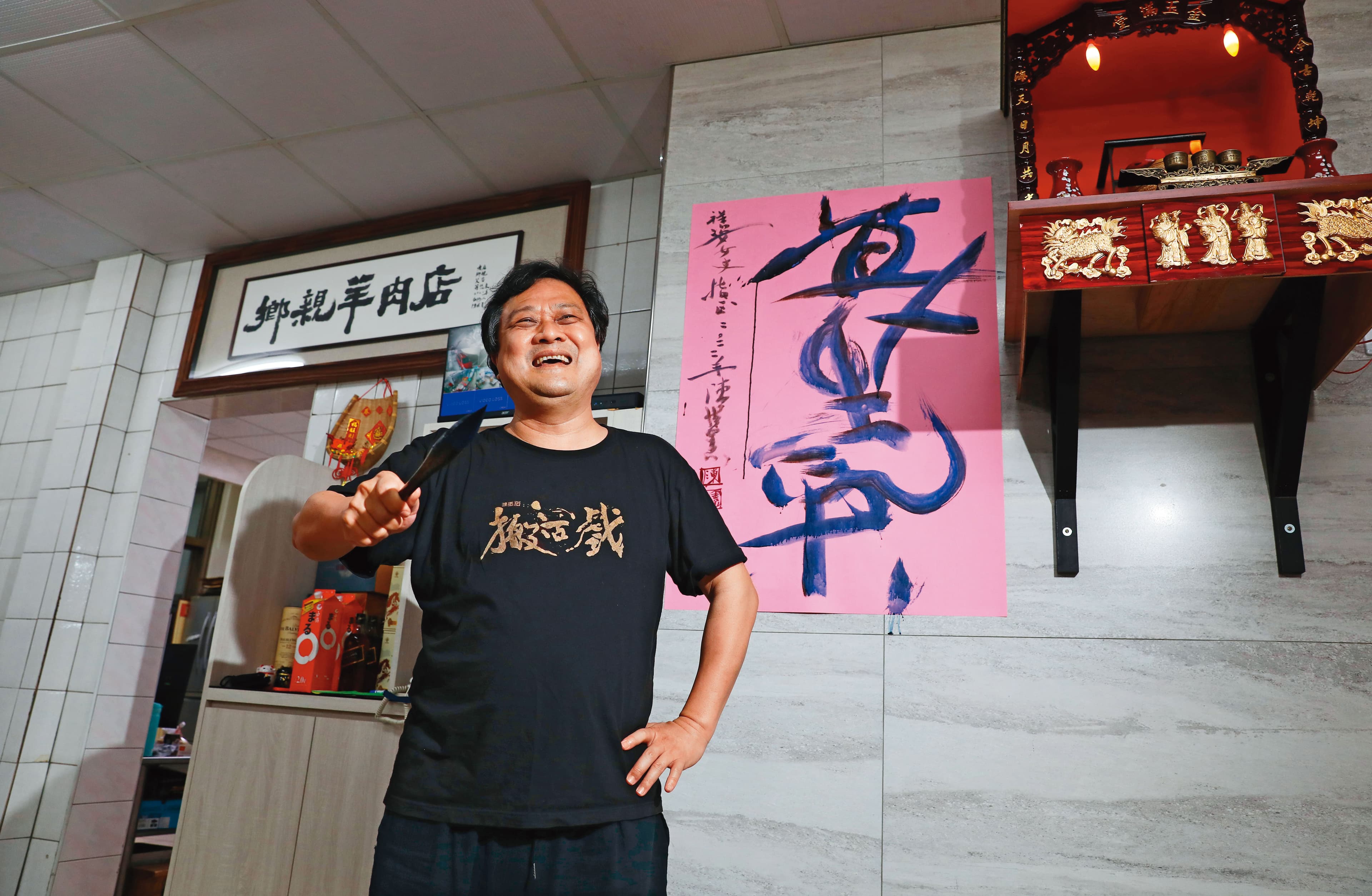 聽了羊肉爐店老闆娘的故事後，陳世憲在店裡即興創作。