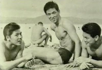 年輕時的王羽體格精實，不僅是游泳冠軍，也是空手道高手。
