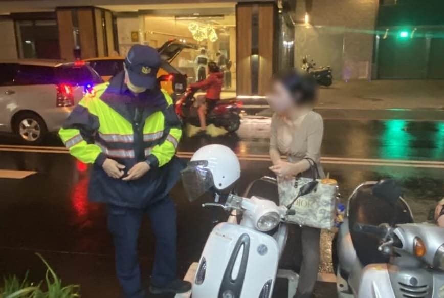 台中員警在雨中替正妹找到機車，協助其順利返家。（翻攝畫面）