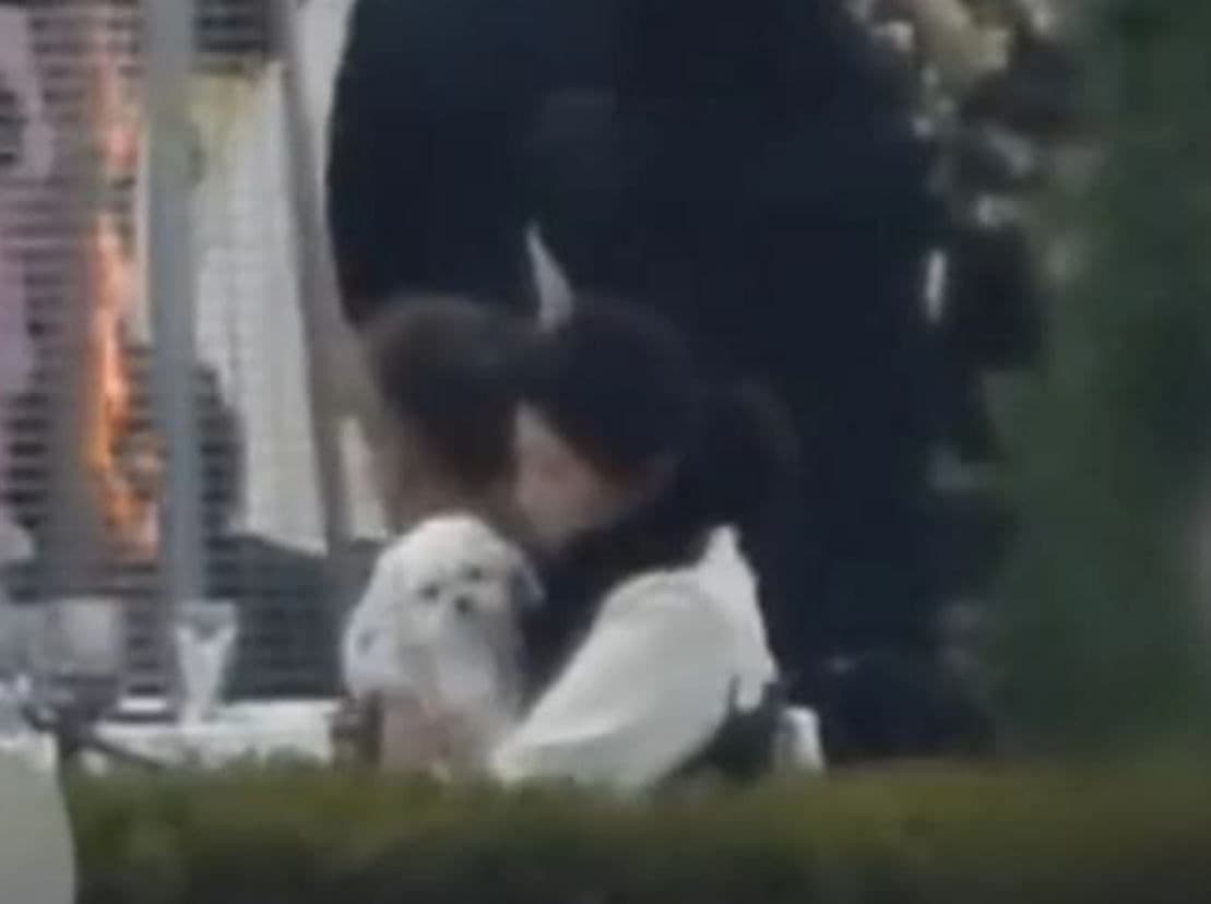 孔曉振出去搶捧花時，Kitty由友人代為照顧。（翻攝The insight網站）