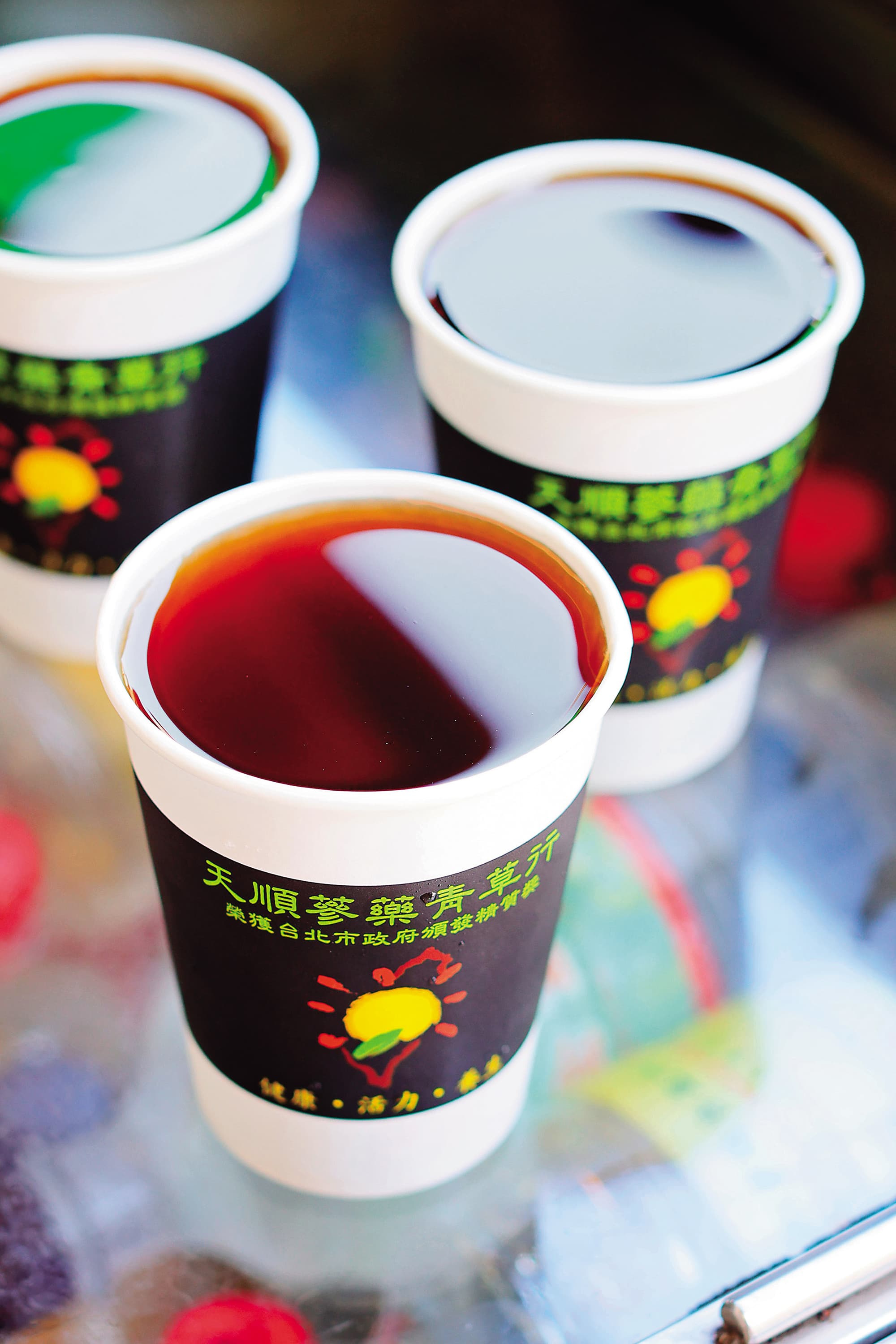「天順蔘藥青草行」的招牌飲品是號稱萬華苦度值第一的「苦茶」。（25元／小杯）