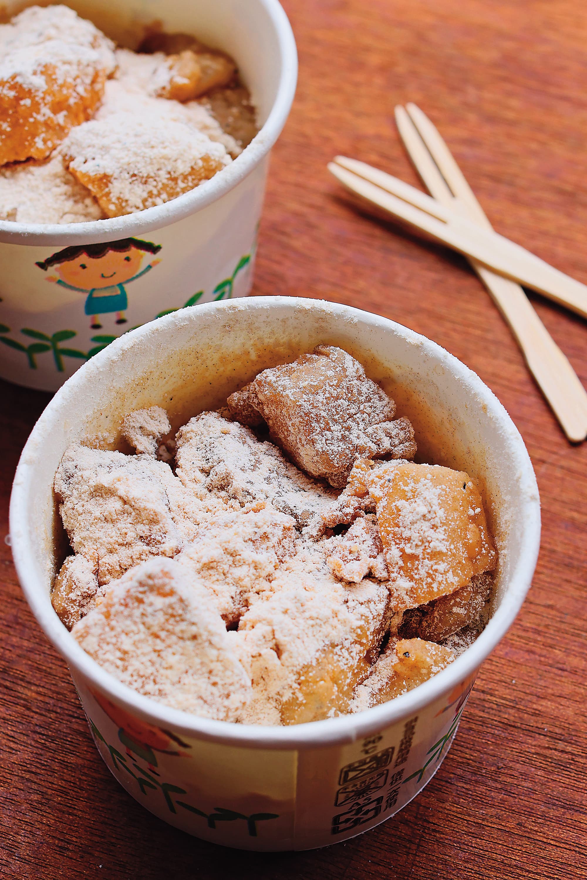 撒上香濃細緻麵茶粉的庶民甜點「涼粉」，美味程度一點都不輸日式蕨餅。（40元／杯）