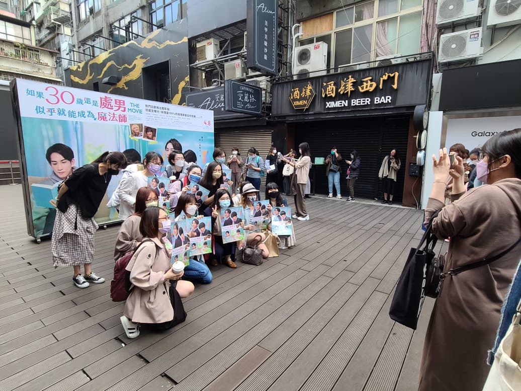 《電影版 櫻桃魔法》忠實粉絲一早6點就抵達電影院現場，熱情與海報合照。（車庫娛樂提供）
