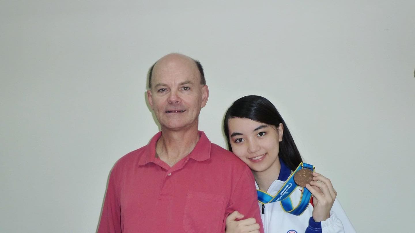 黑嘉嘉（左）常PO與父親（右）的合照，可見父女感情濃厚。（翻攝黑嘉嘉臉書）