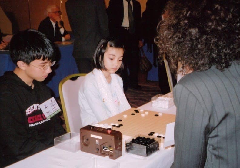 從小就在圍棋世界中四處征戰，加上甜美亮麗的外表，黑嘉嘉被日媒冠上「千年一遇的美女棋士」的封號。（翻攝黑嘉嘉臉書）
