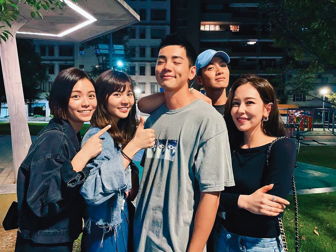 過去柴智屏旗下的藝人，和潔西卡（左二）都有著連結之餘，也會在IG上分享私下點滴。左一為宋芸樺、右起為丁巧唯、柯震東、禾浩辰。（翻攝自jessica IG）