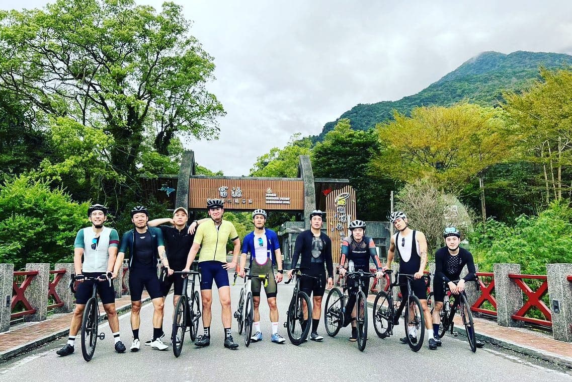 修杰楷（左1）、楊祐寧（左5）、王柏傑（右3）一行人騎車遊花東，其中因有人騎非傳統自行車、而是E-Bike，引起一陣討論。（翻攝自修杰楷臉書）