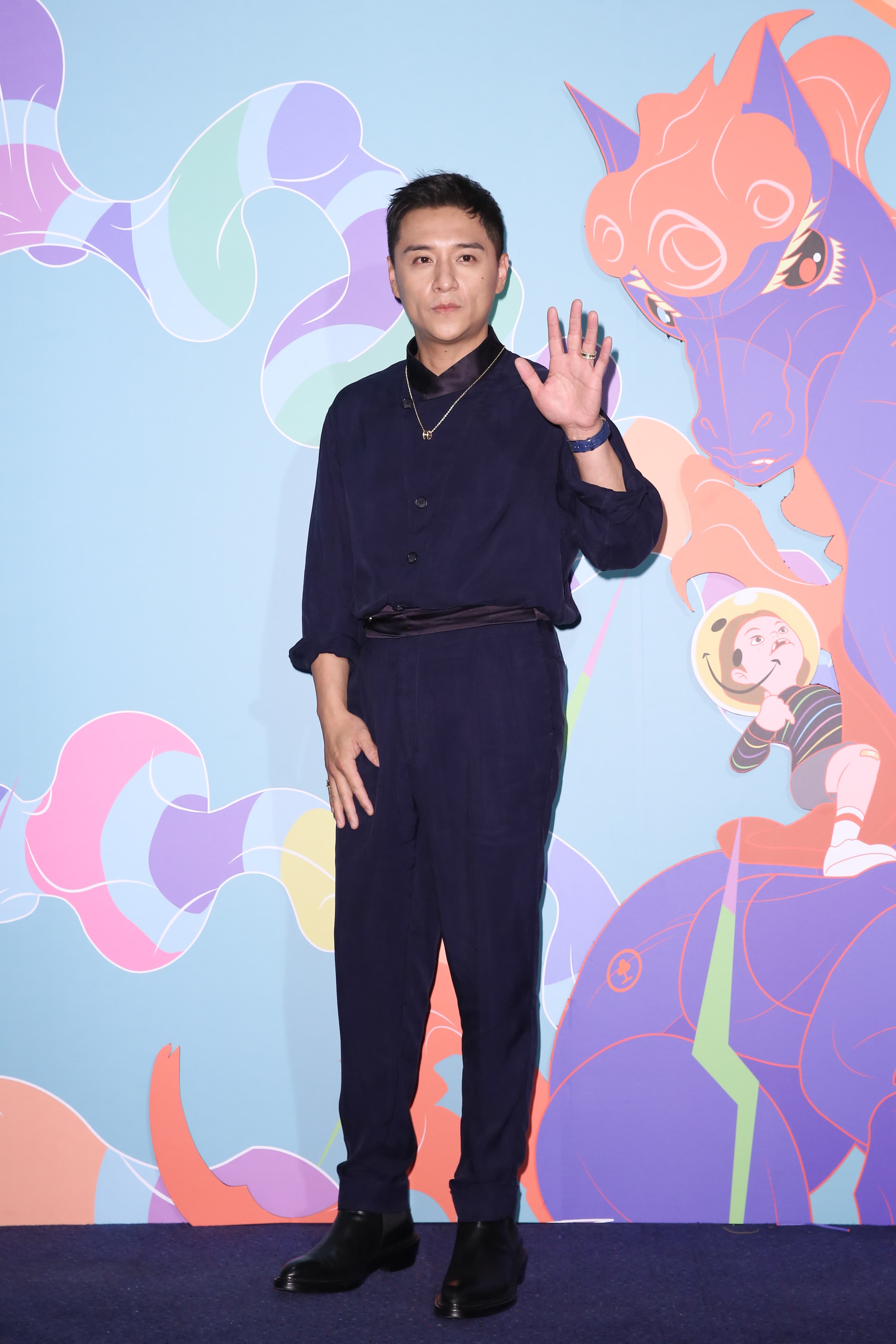 從角頭兄弟改演暖男律師。但一場情緒激動戲鄭人碩猶如「角頭上身」，氣場把鄭怡嚇到不敢動筷。