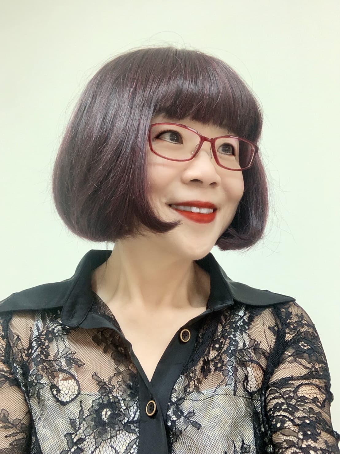 顧客林小姐戴上得意假髮，年輕有型造型讓她十分滿意。