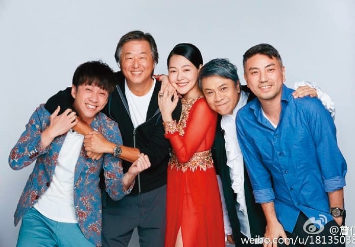 	王偉忠（左二）在詹仁雄（右一）眼中是師祖也是事業伙伴，兩人和陳漢典（左起）、小S、蔡康永合作的《康熙來了》是談話節目的經典。（翻攝自詹仁雄微博）