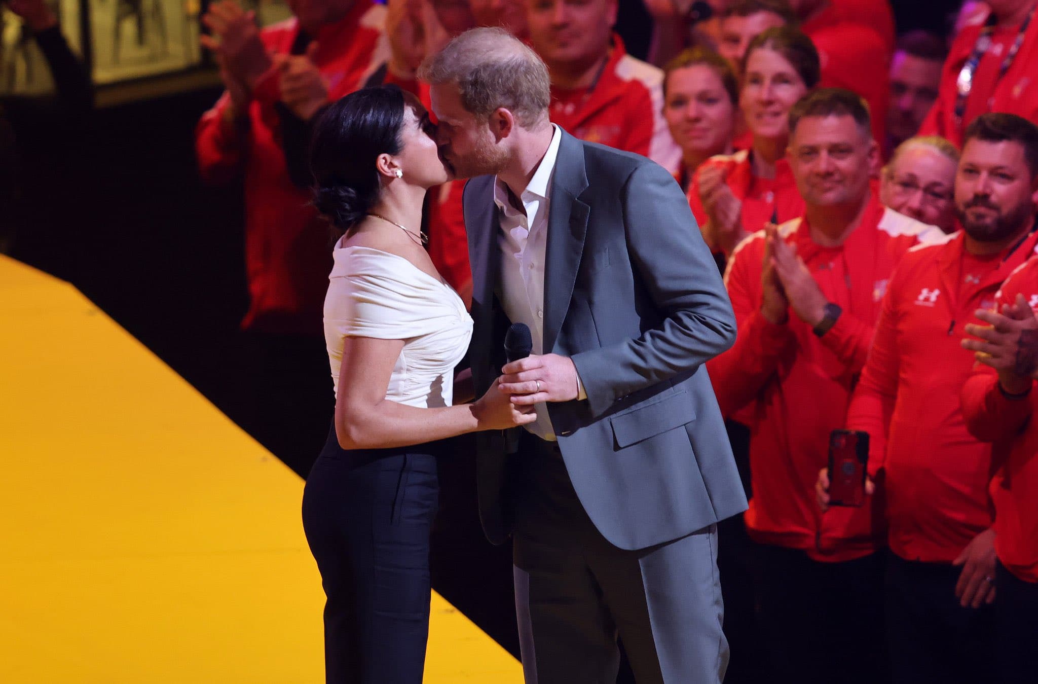 哈利上台時親吻了梅根。（翻攝SussexPrincess推特）