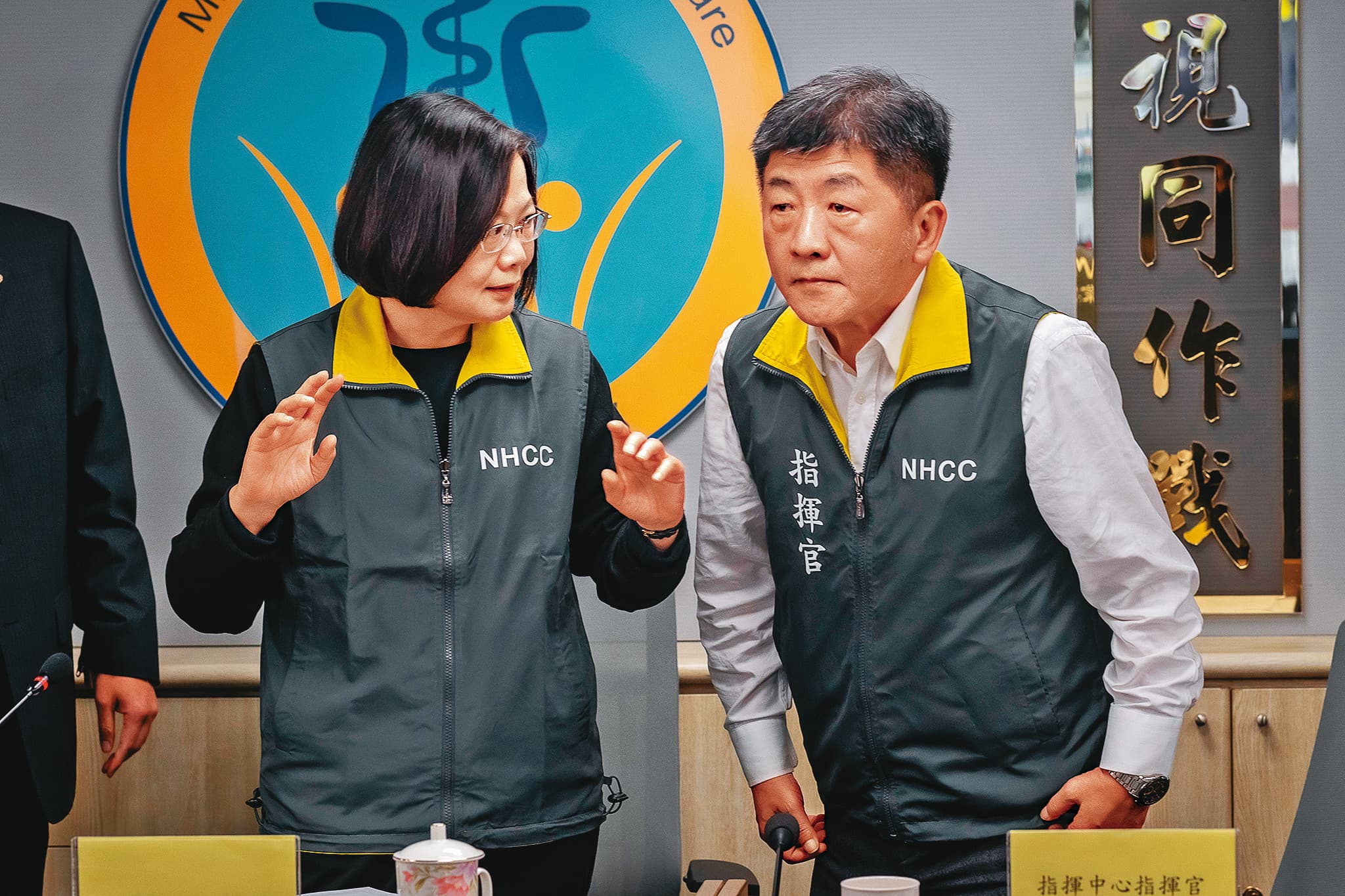 綠營高層認為，陳時中（右）擔任指揮官的角色，比市長參選人更貼近民心。左為總統蔡英文。（總統府提供）