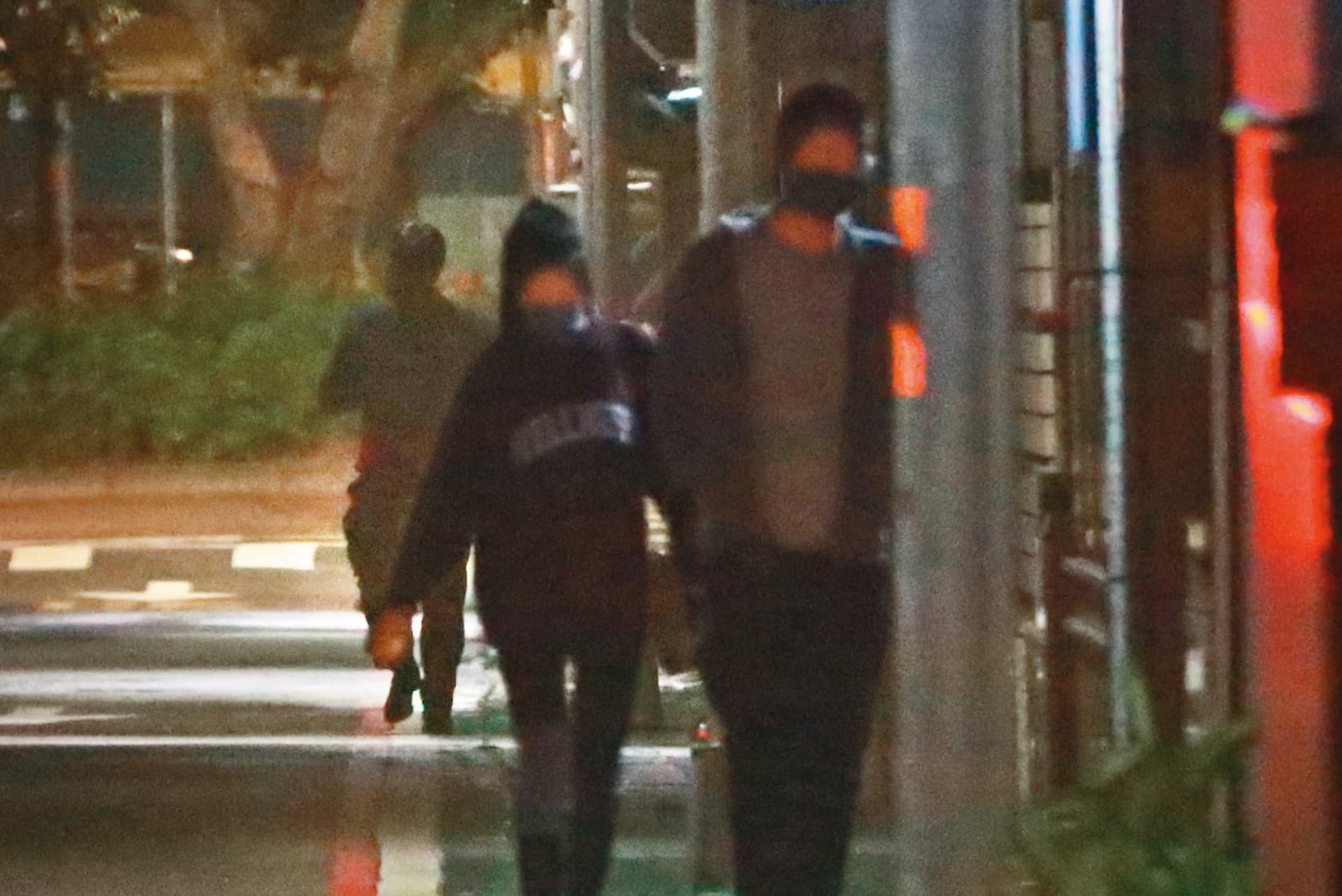4/12 00：12 下車之後，兩人一起回家；可見孫瑩瑩與男友很長時間黏在一起生活。