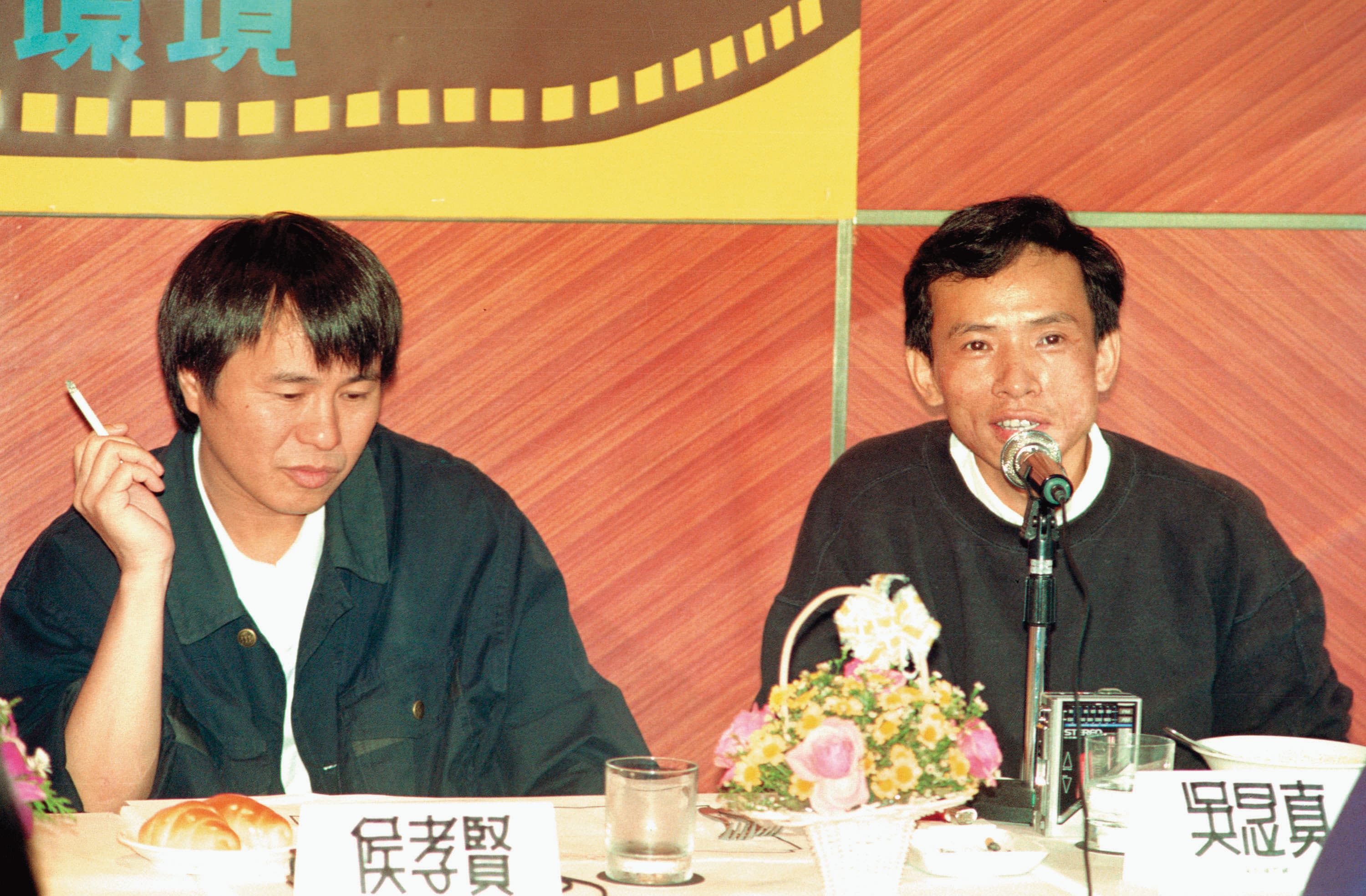 In 1989, Wu Nien-jen and Hou Hsiao-hsien（侯孝賢） held a panel discussion for their movie A City of Sadness（《悲情城市》）.（From CNA [中央社]）