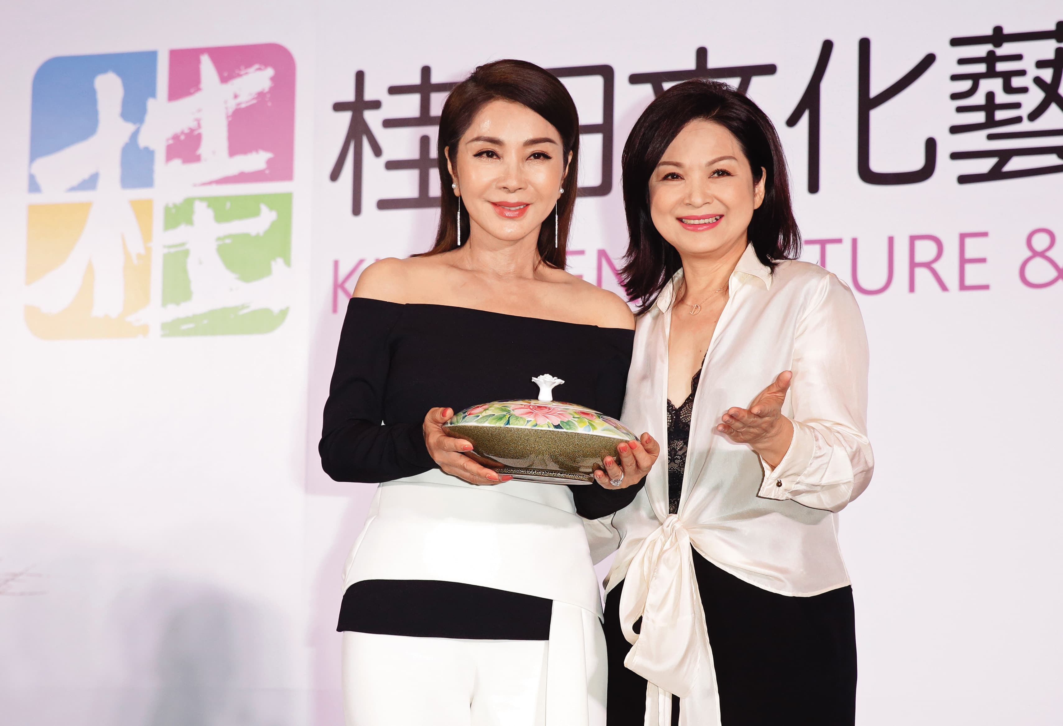 楊貴媚（右）擔任「桂田文化藝術基金會」執行長，陳美鳳（左）站台力挺。