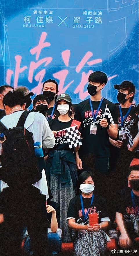 柯佳嬿（後排右三）目前在珠海拍攝以賽車場為背景的新戲《極速悖論》。（翻攝自影視小桃子微博）