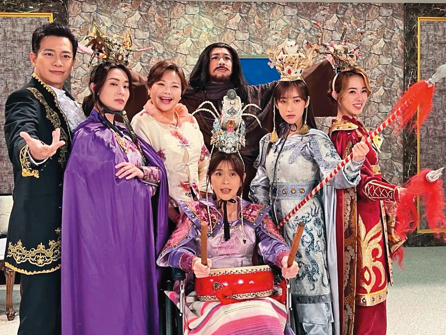 李燕（前排中）和《一家團圓》的演員們，為戲特地扮古裝；她也是劇組第1個確診的演員。（翻攝自張郁婕臉書）
