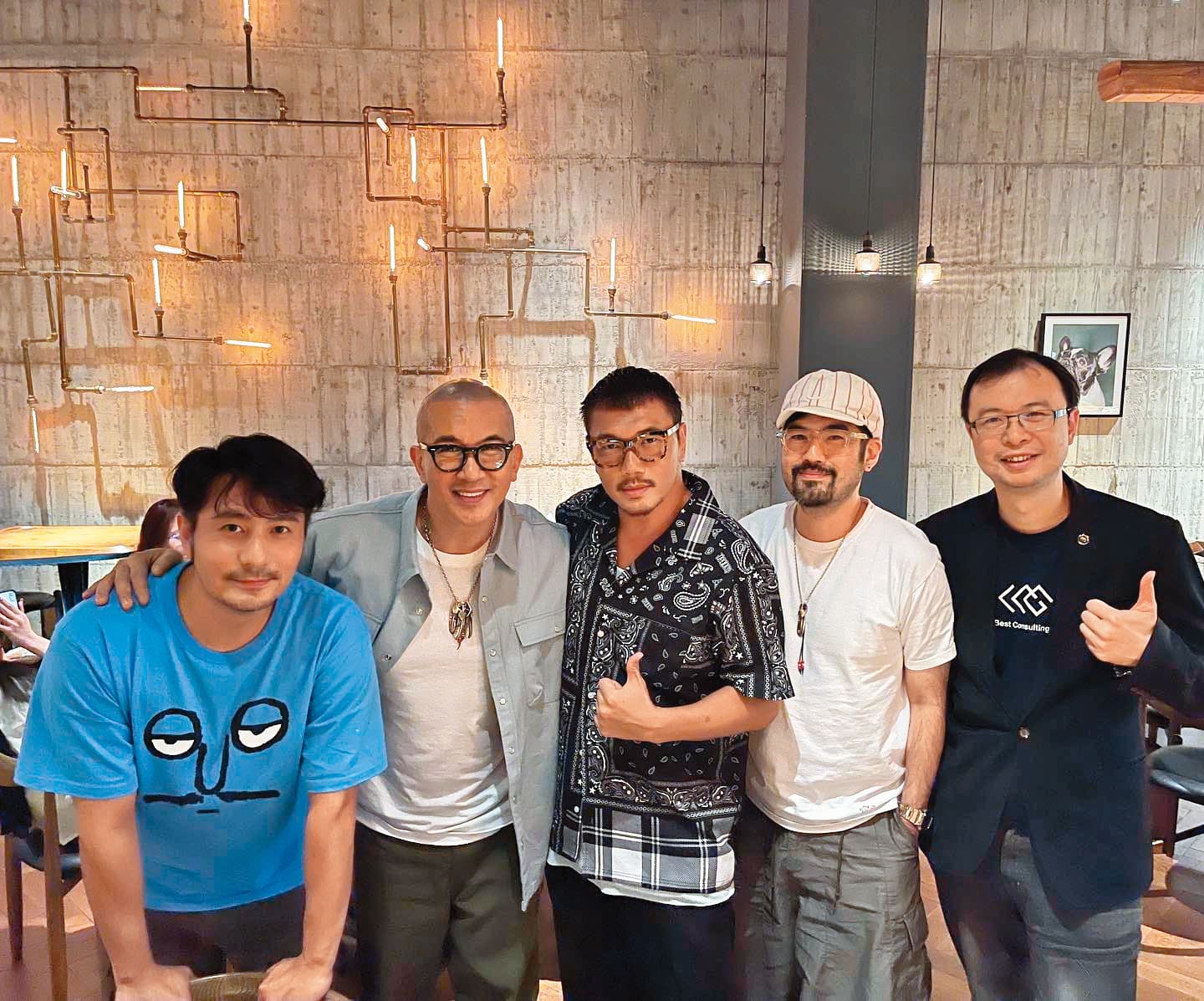 具俊曄（左二）和藝術愛好者郭彥甫（左一）、紋身白（右二）等人聚餐。（翻攝自紋身白IG）