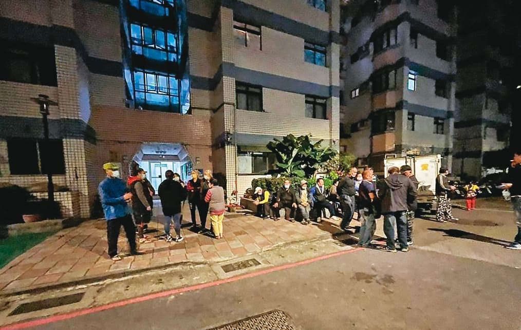 不少居民聽說原民局將不續租約，氣得集結在國宅樓下抗議。（翻攝宋雨蓁臉書）