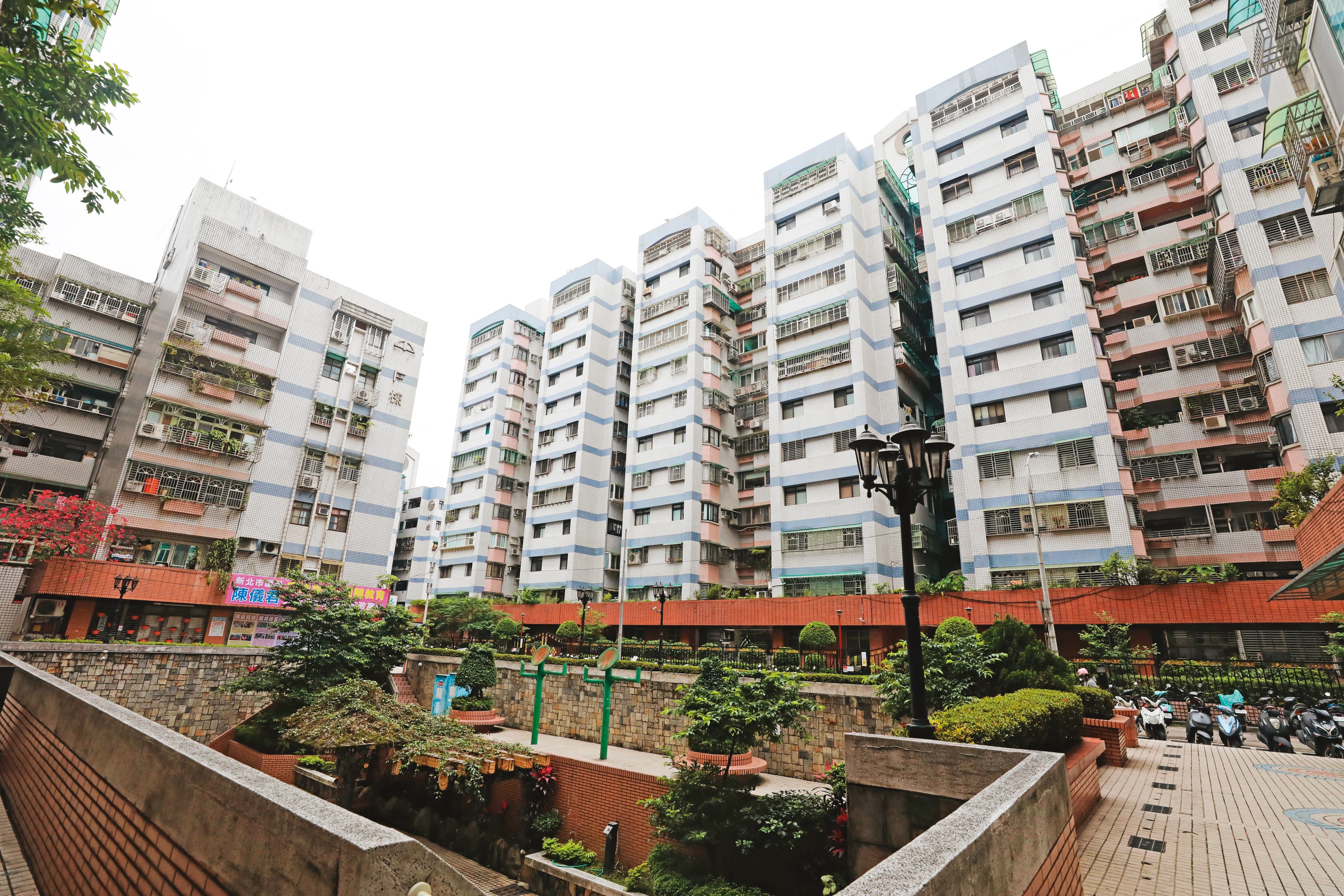 新北市原民局打算將部分原住民承租戶趕出新店中正國宅（圖），引發反彈。