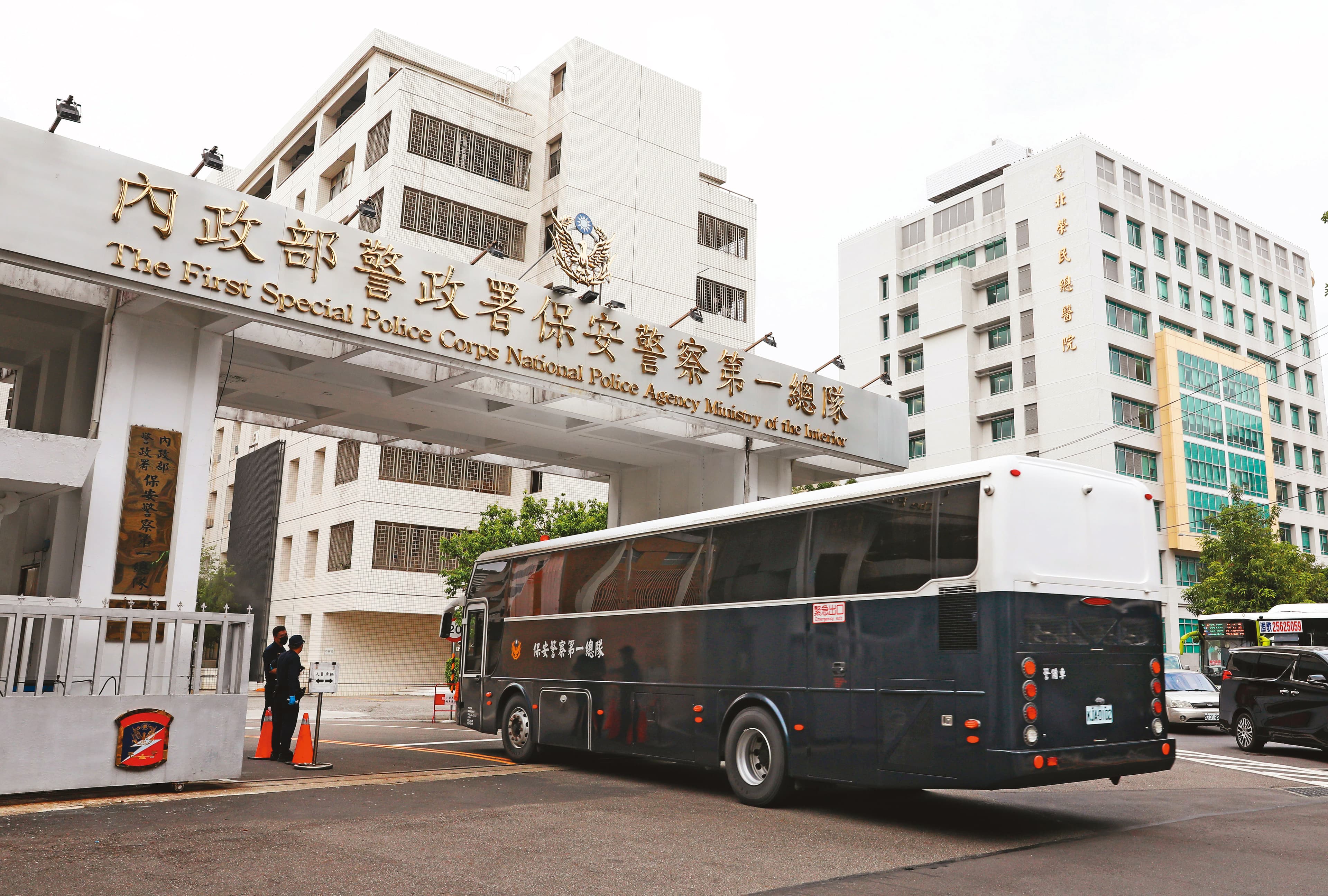 李妻與友人輪流在保一總隊門口盯稍，終於成功掌握老公的行蹤。