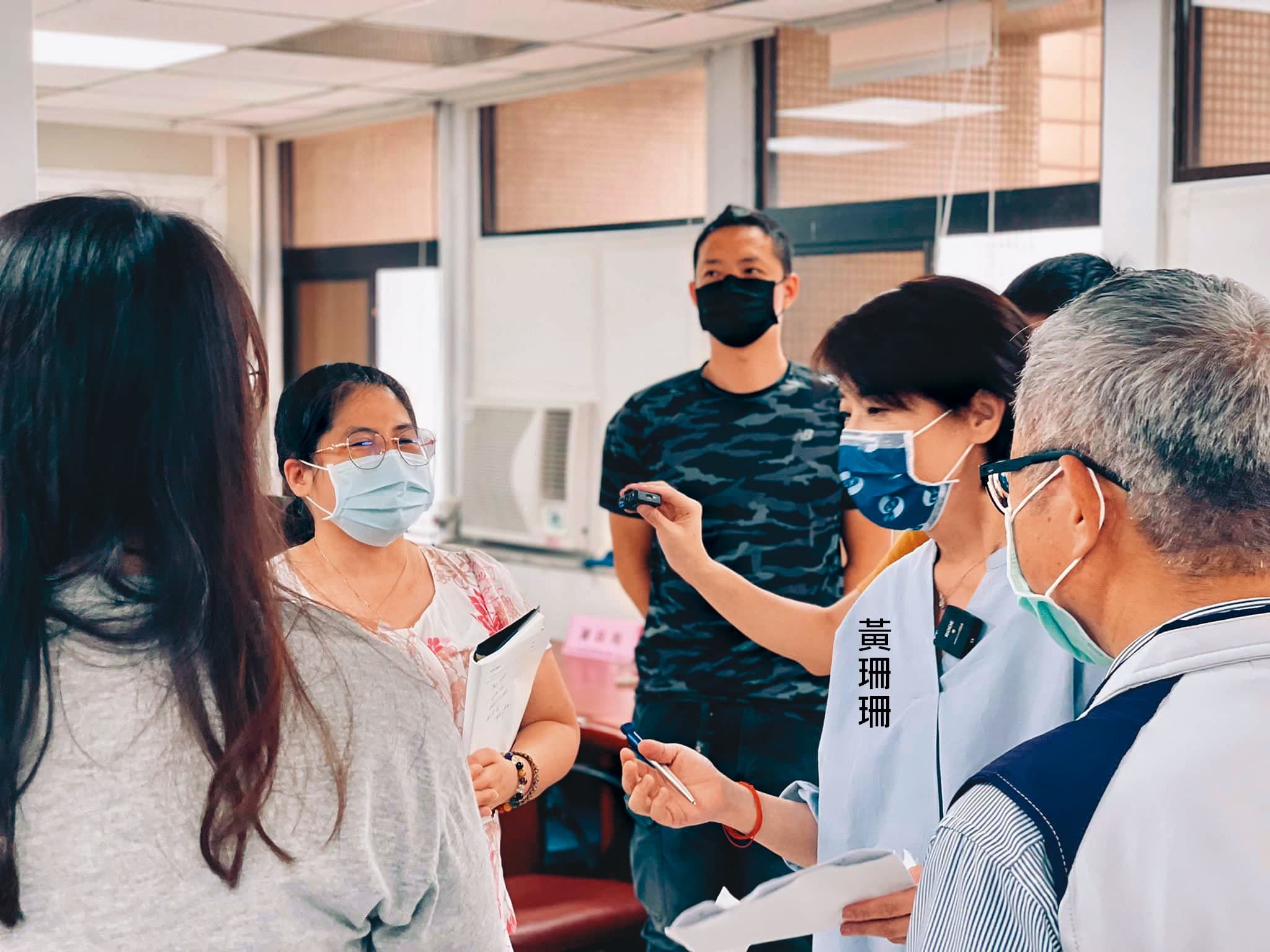 黃珊珊24日解除隔離後，立刻跑遍北市11個區級關懷中心，積極接觸基層。（翻攝黃珊珊臉書）