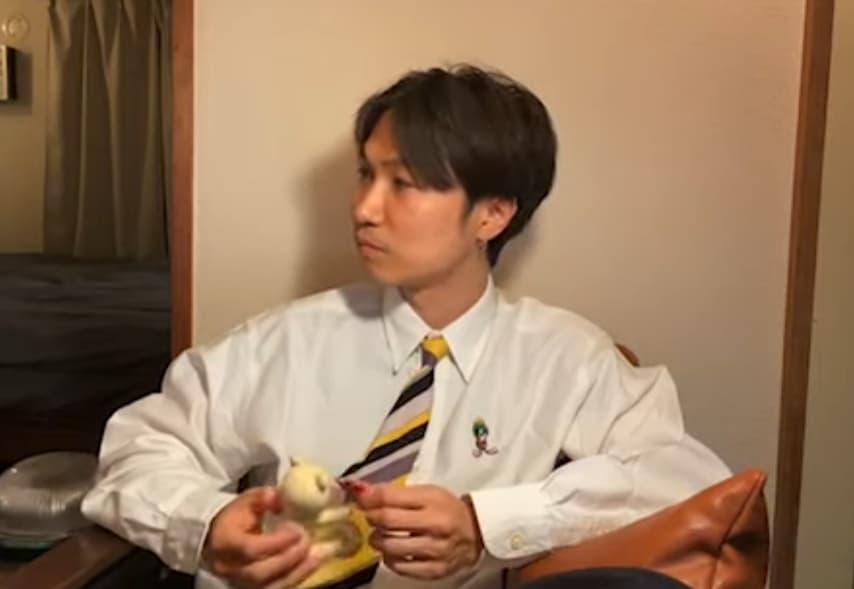 平塚正幸在影片中不斷撫摸熊玩偶，引發眾人反感。（翻攝自平塚正幸98 YouTube頻道）
