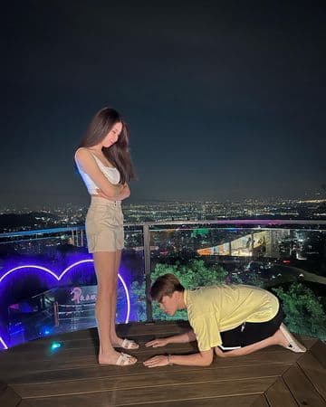 孫生po出和女友Wendy道歉下跪照。（翻攝自孫生IG）