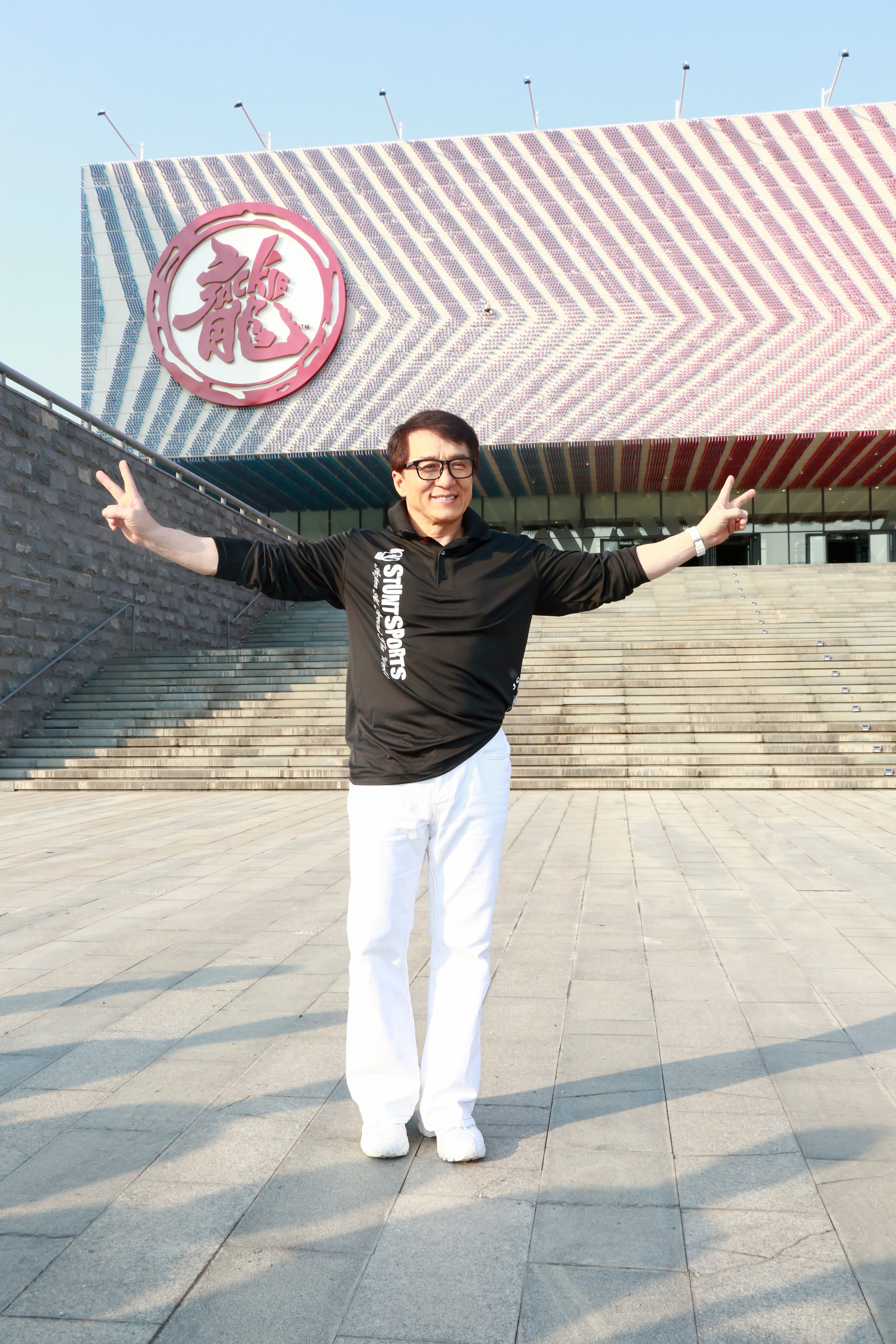 朱延平笑說成龍像過動兒，靜不下來。