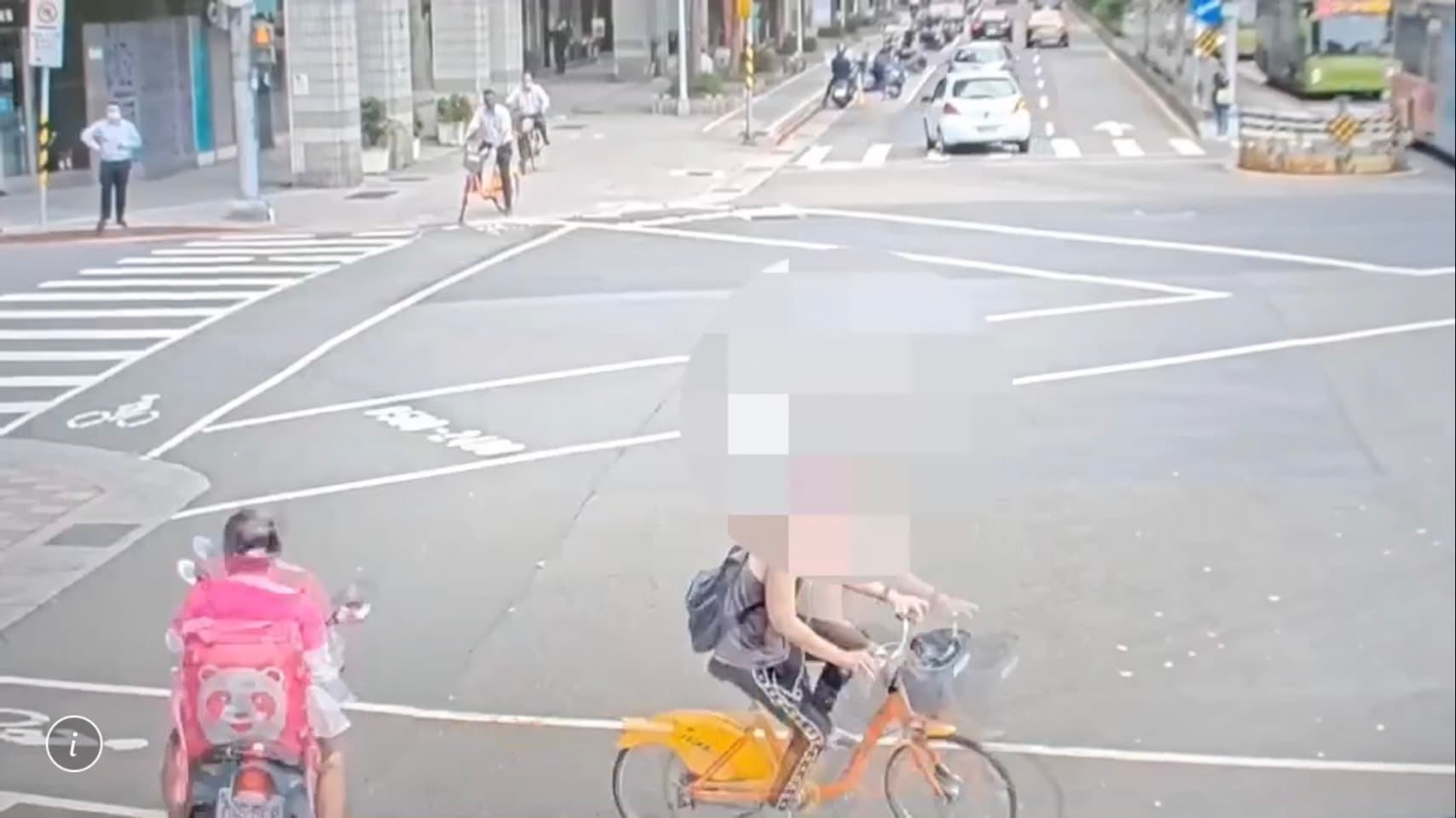 監視器拍下黃男得手後騎乘ubike逃逸。（翻攝畫面）