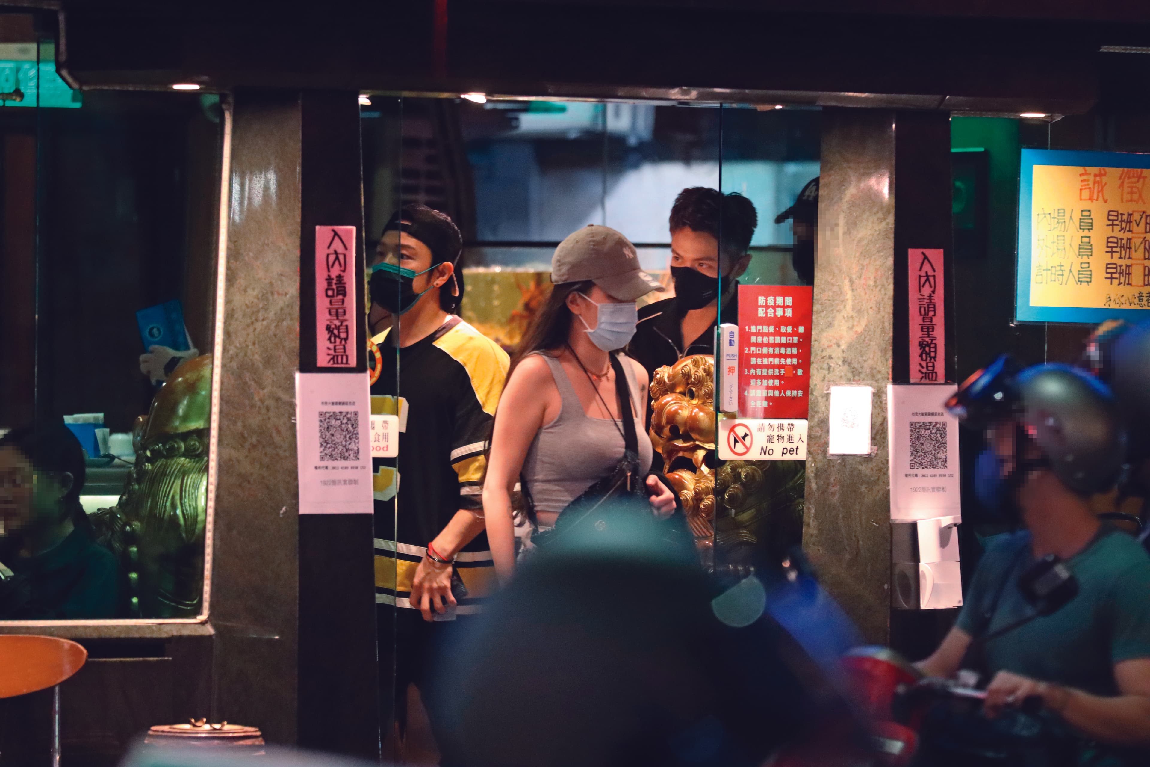 4月24日23：48，吃飽散場，4人陸續走出店門，柯震東（右）同行友人的女友身材很勁爆。