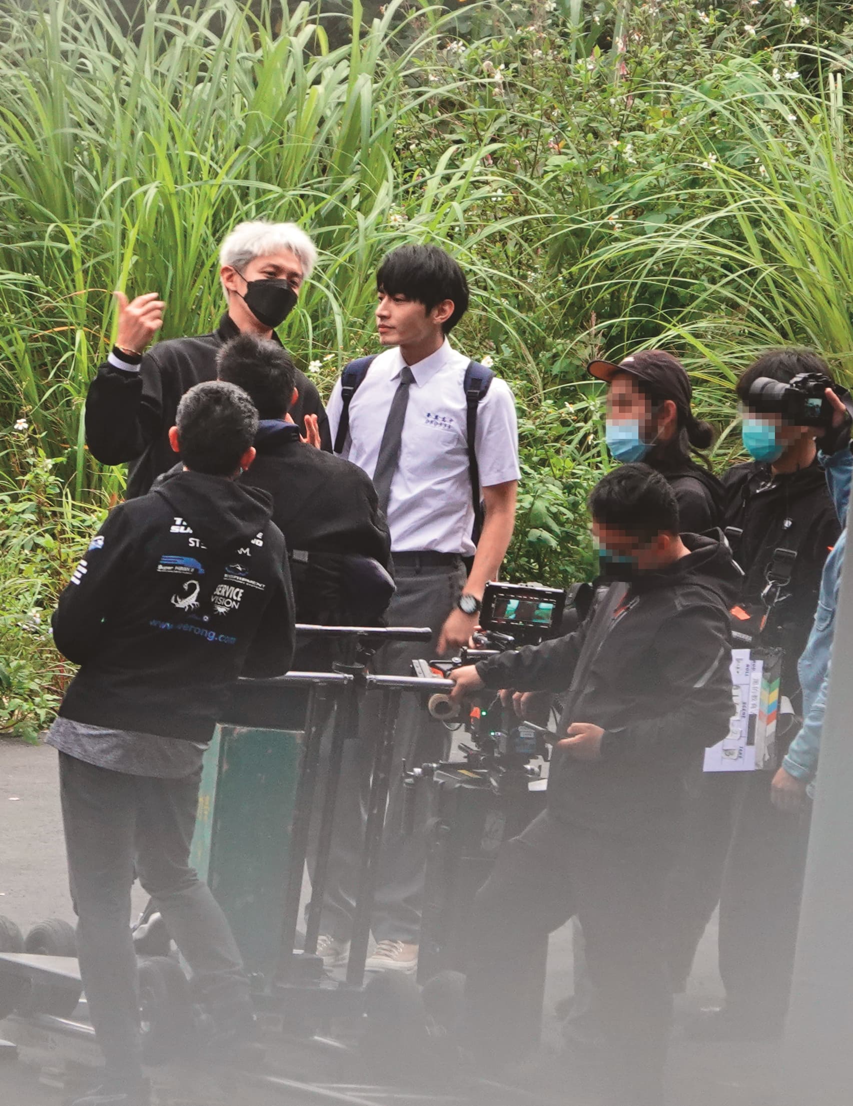 演而優則導，柯震東（左）早前首度升格導演，找來宋柏緯（中）主演《黑的教育》。