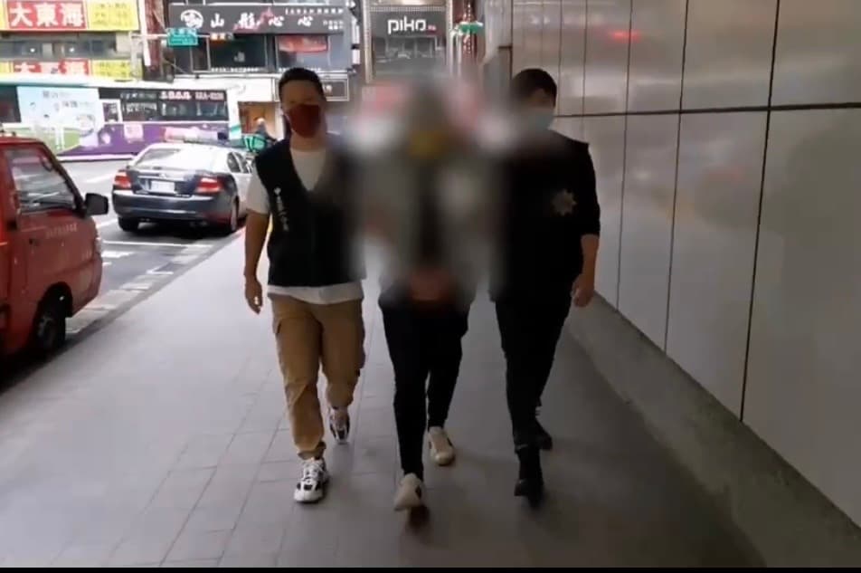 警方押解持刀砍人的嫌犯。（翻攝畫面）