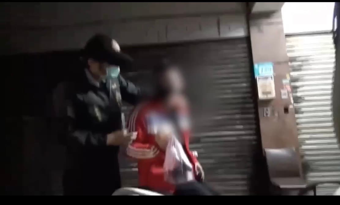 警方路上逮持刀嫌犯。（翻攝畫面）