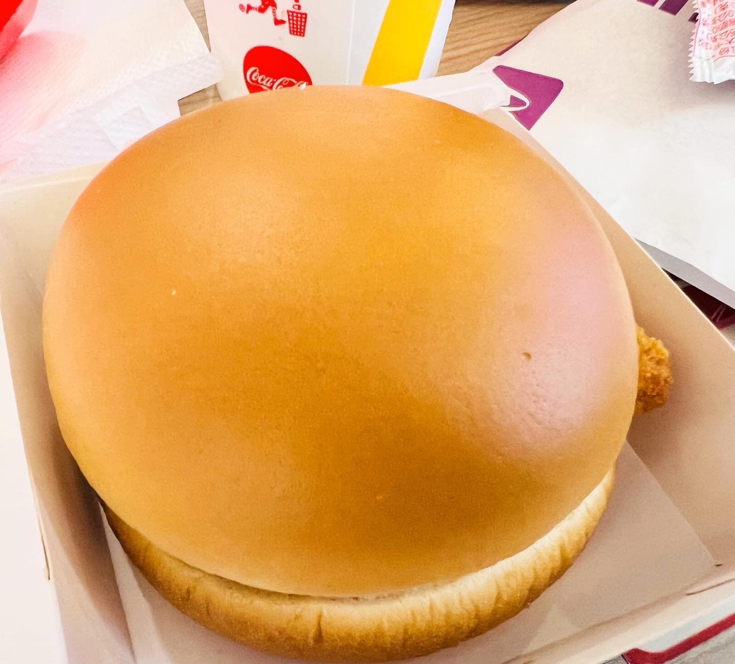 網友在PTT分享麥當勞的麥香魚漢堡，意外遭系統判定為18禁的「可能為成人照片」，引起討論。（翻攝自PTT）
