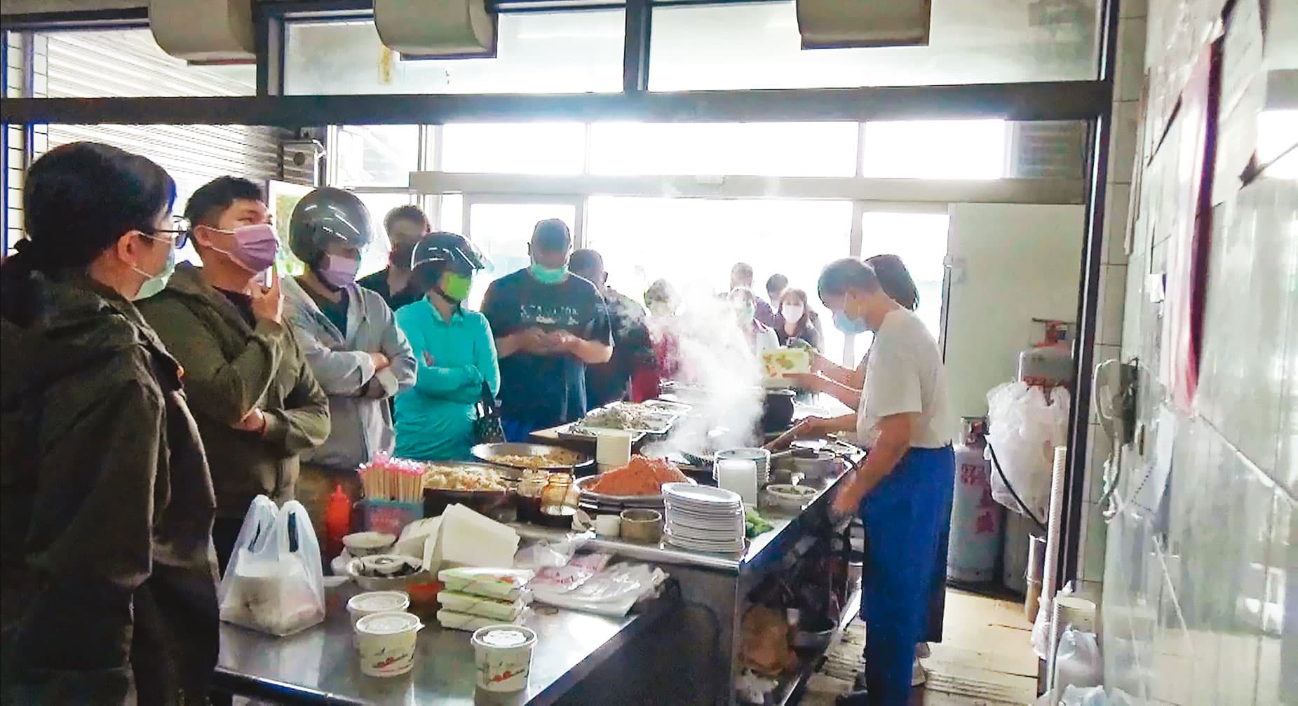 原本生意就好的「阿港伯小吃店」宣布即將熄燈後，更是日日大排長龍。（許燈港提供）