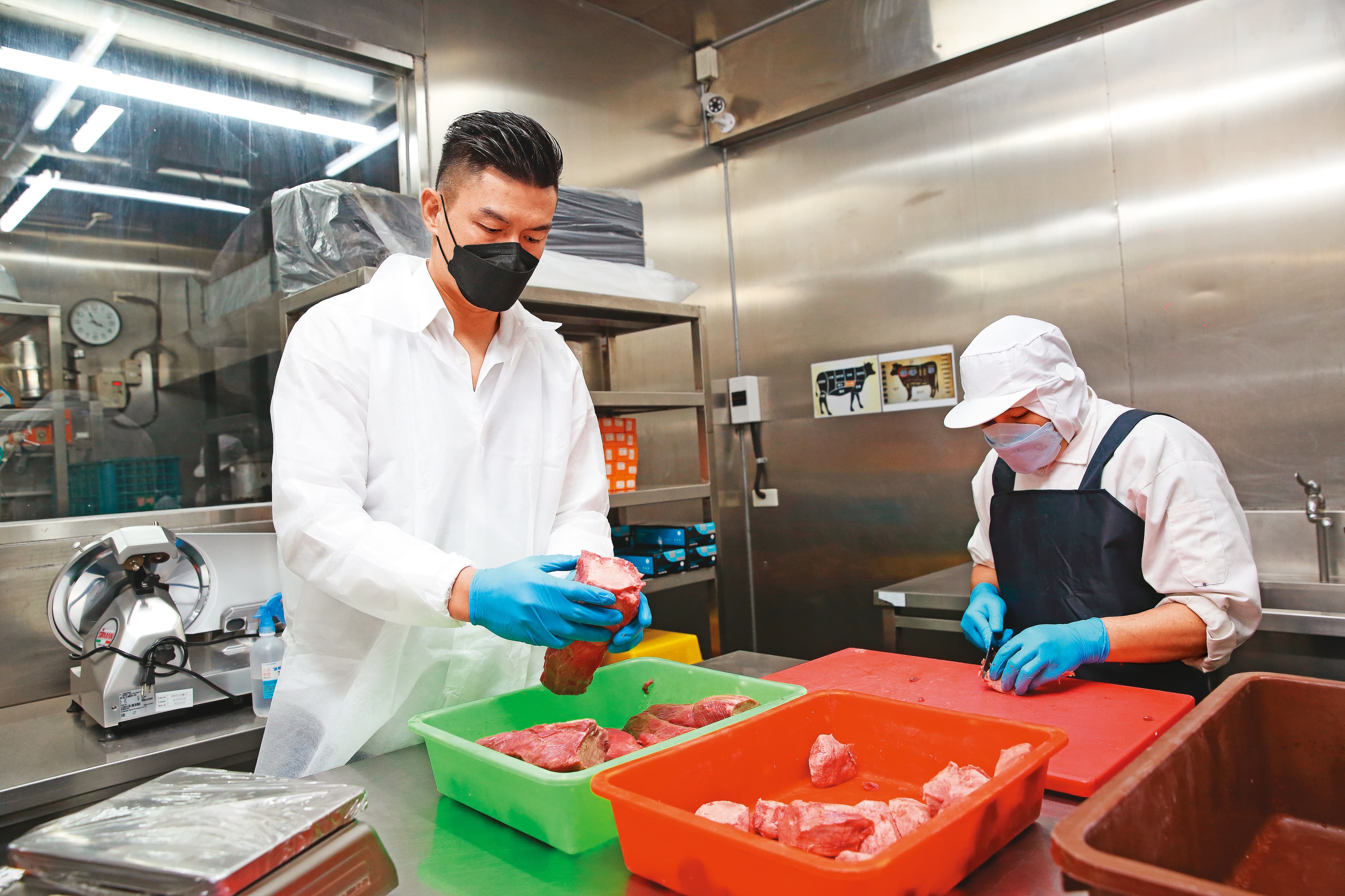 吳念忠親力親為，平常會到中央工廠了解食材處理狀況。