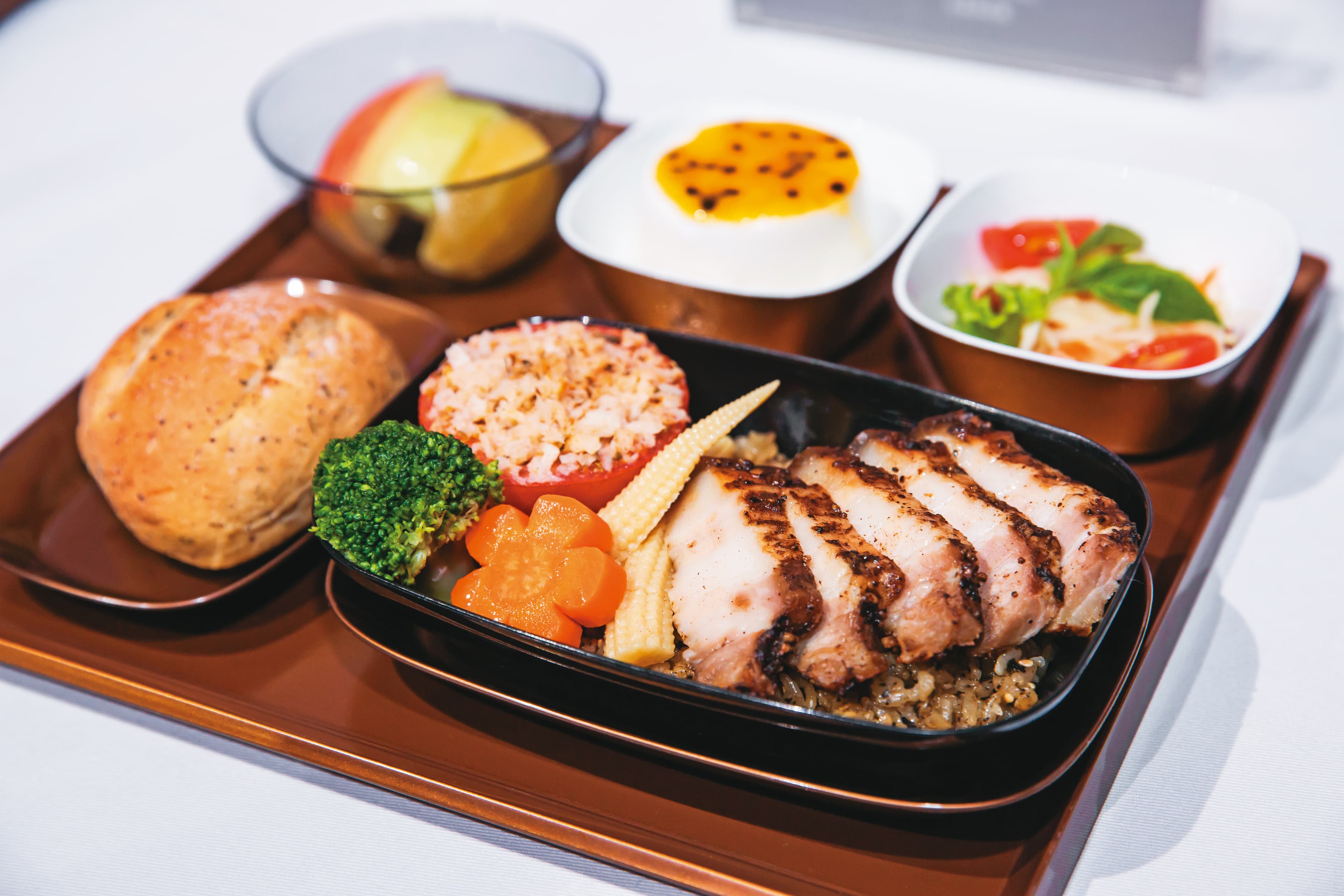 受張國煒青睞，胡同燒肉因此成為星宇航空的飛機餐供應商。