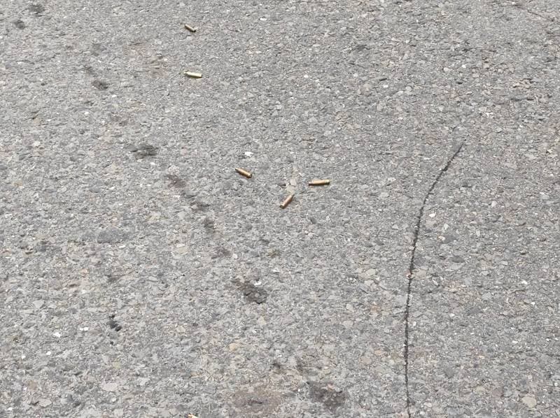 案發後警方封鎖現場，地上找到20顆彈殼。（警方提供）