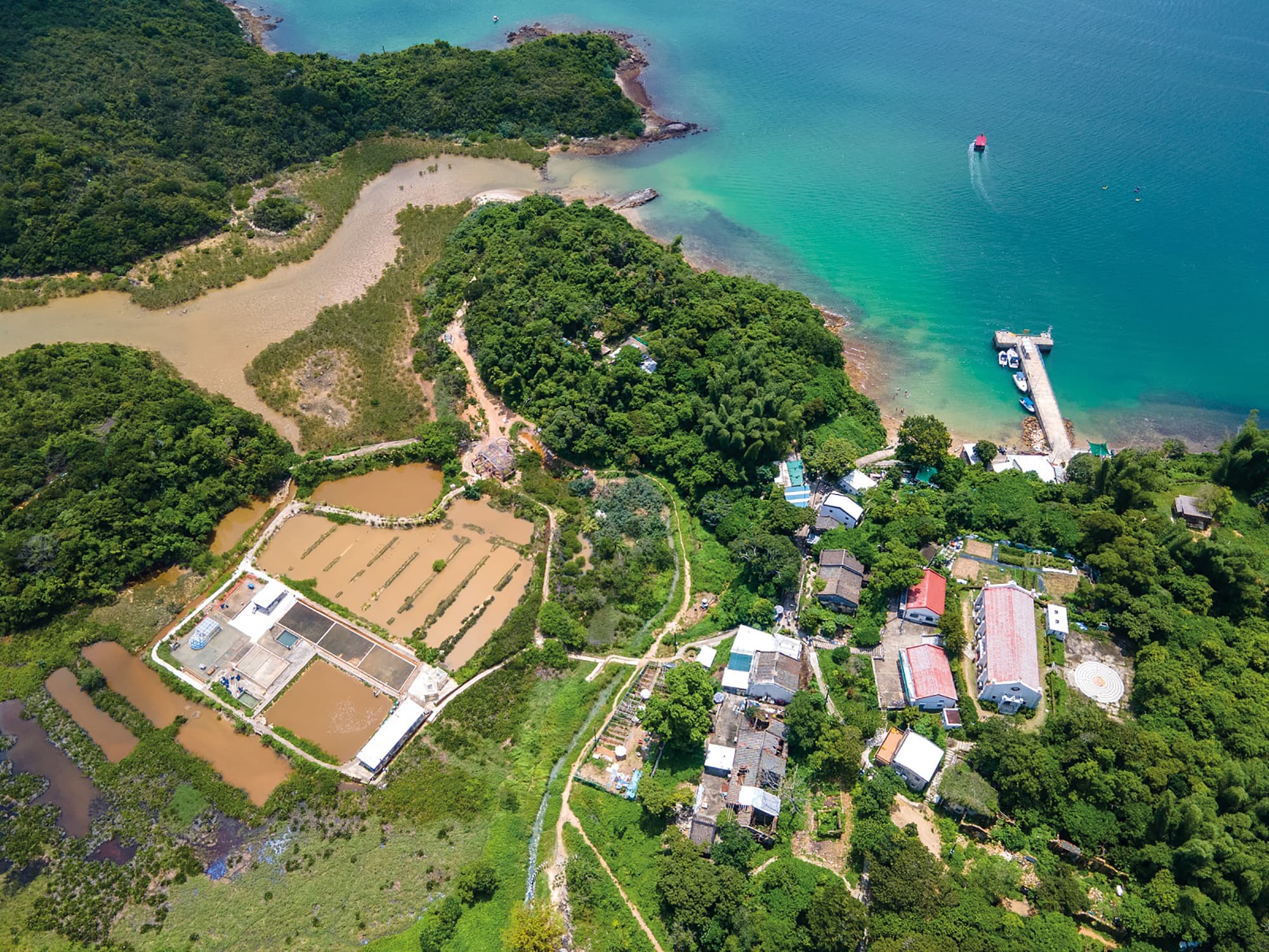 鹽田梓可以透過徒步環島探索製鹽歷史及文藝創作。（香港旅遊發展局提供）
