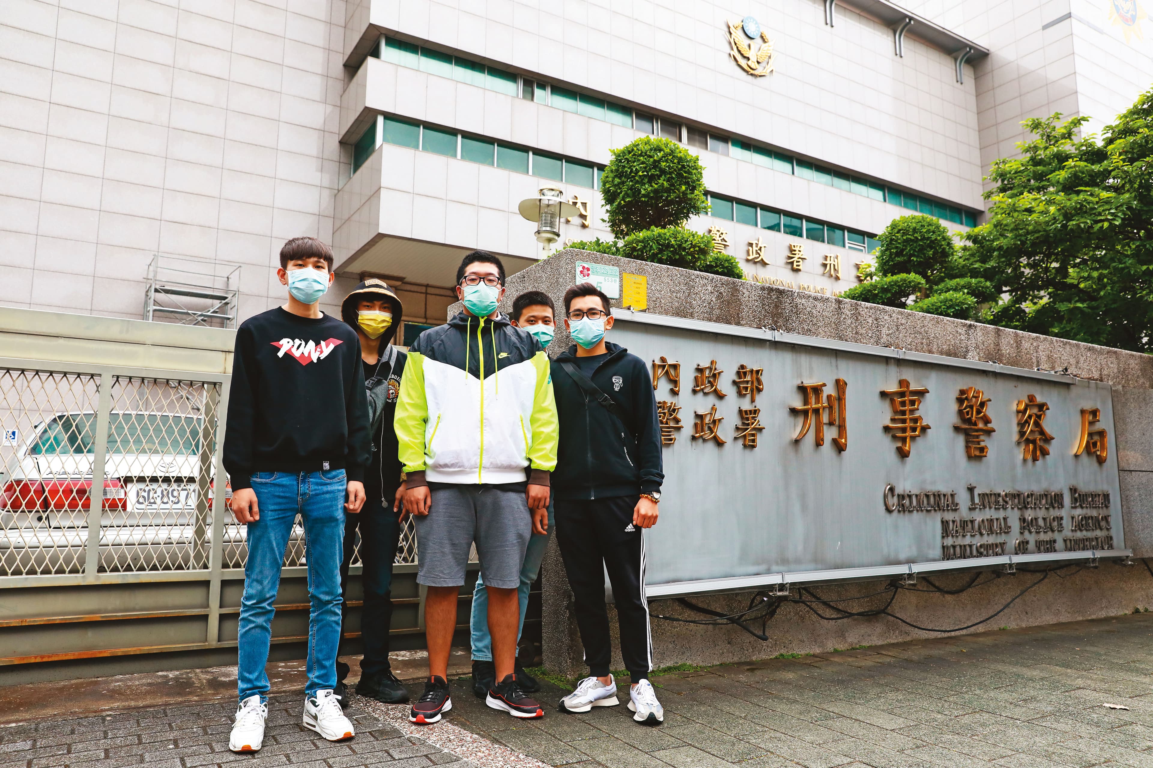 5名台灣年輕人從柬埔寨獲釋回台後，4月初前往刑事警察局報案。