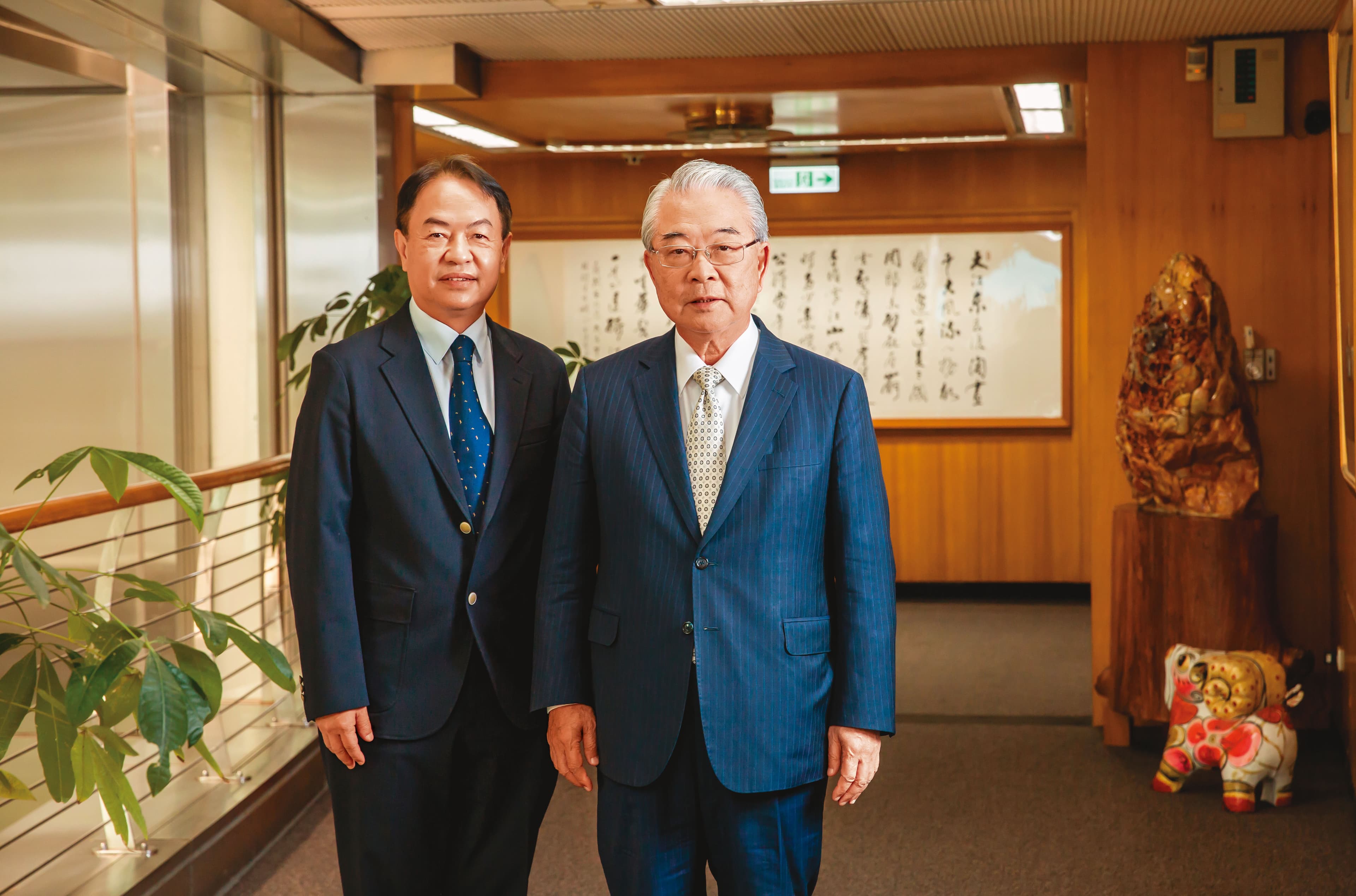 許勝雄（右）延攬前仁寶副總陳威昌（左）當家，去年金寶營收增長更勝沈軾榮時期。