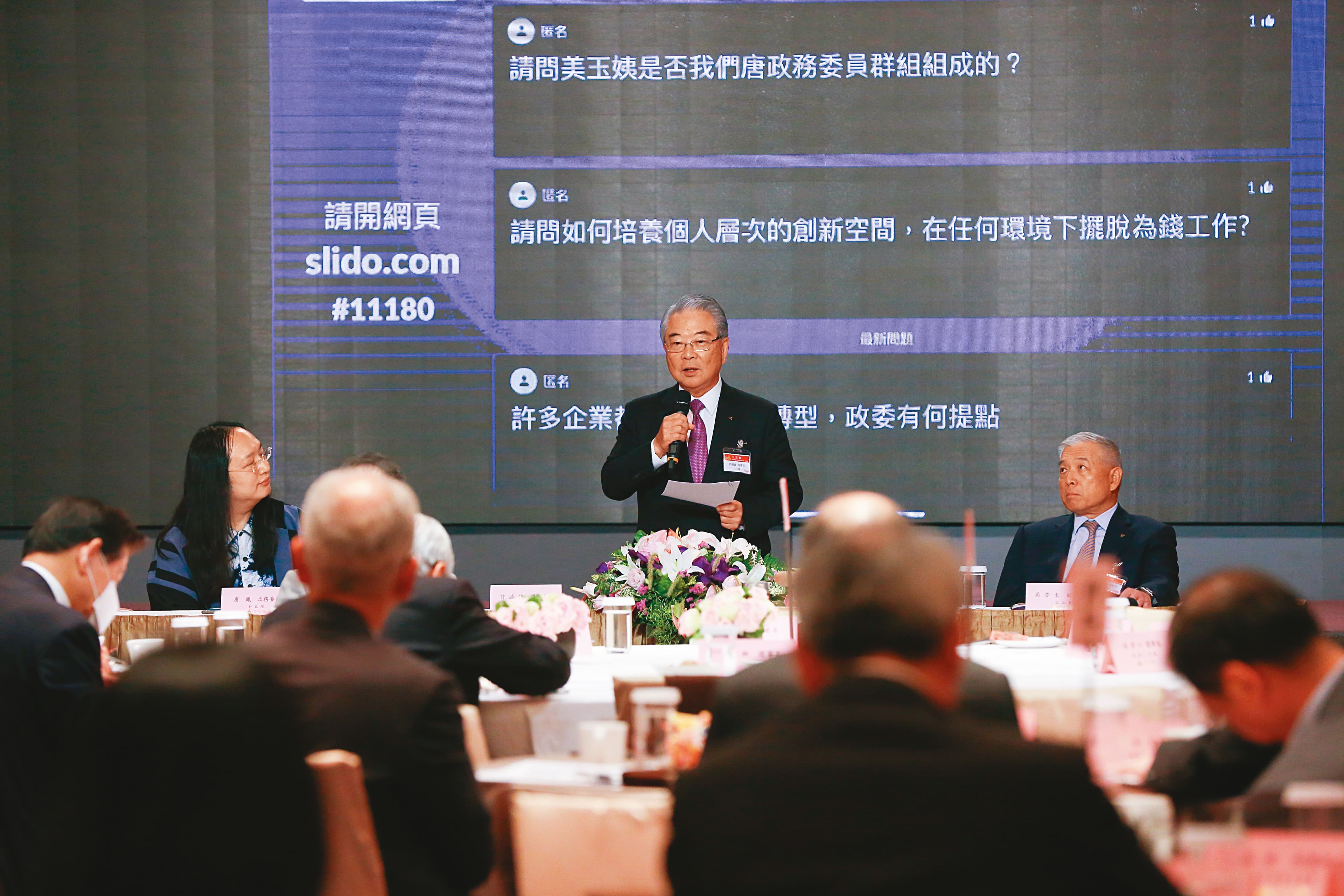 許勝雄（中）為人謙和卻直言敢諫，被業界推選為公協會代表，常對政府提供建言。