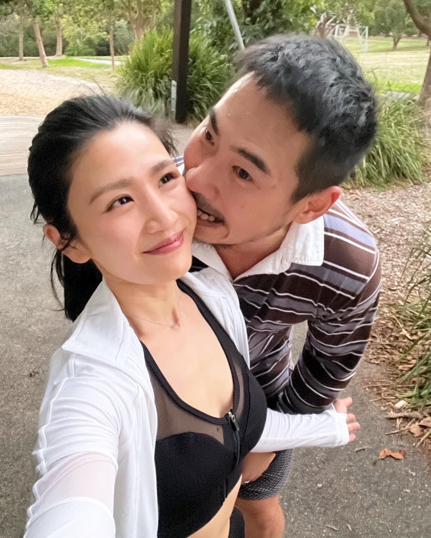 Coffee（左）就是爆出「公廁呻吟」事件的女星，如今與翟志榮（右）結婚。（翻攝自林芊妤IG）