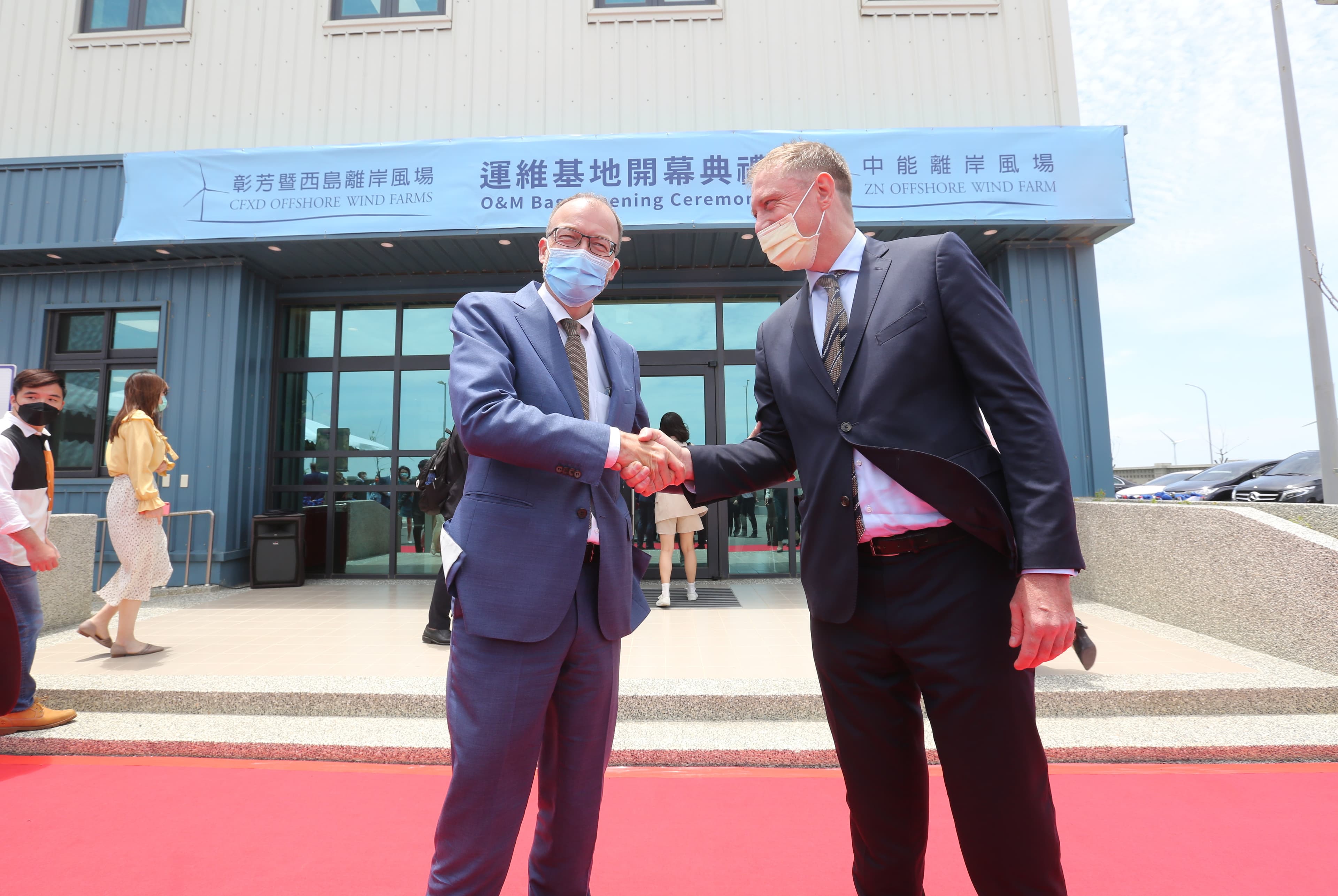 彰芳暨西島離岸風電計畫執行長Dennis Sanou（左）對台灣協力廠商的施工品質表達高度滿意，希望未來彼此仍有繼續合作的機會。