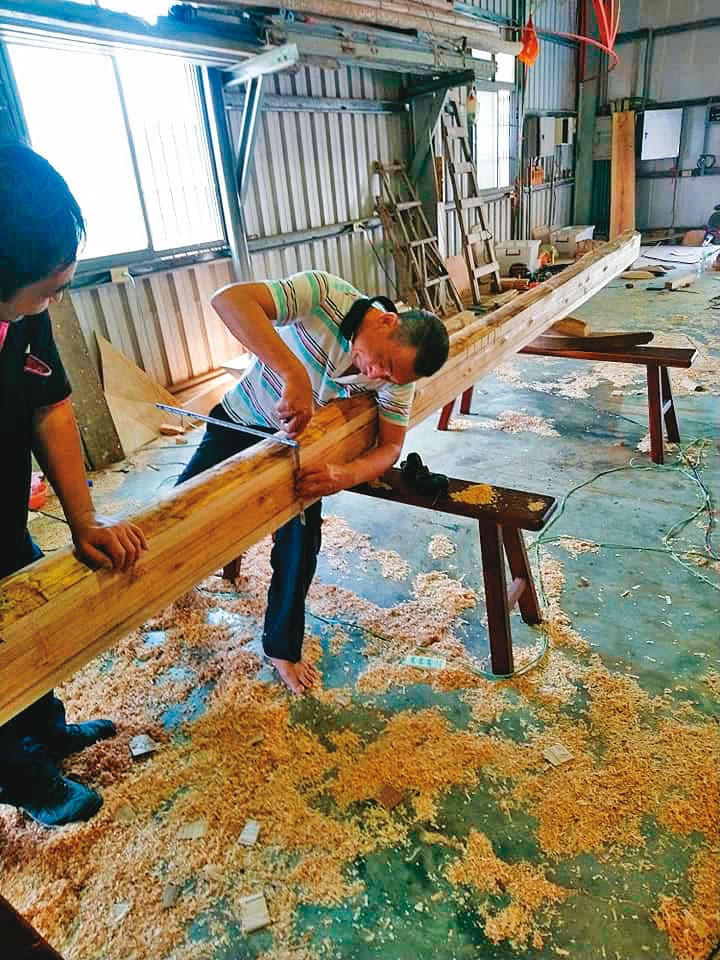 睽違30年後再燒王船，五雲宮找來人稱「太師」的國寶級王船師傅林良太（圖），依循古法打造王船。（翻攝良藝太師臉書）